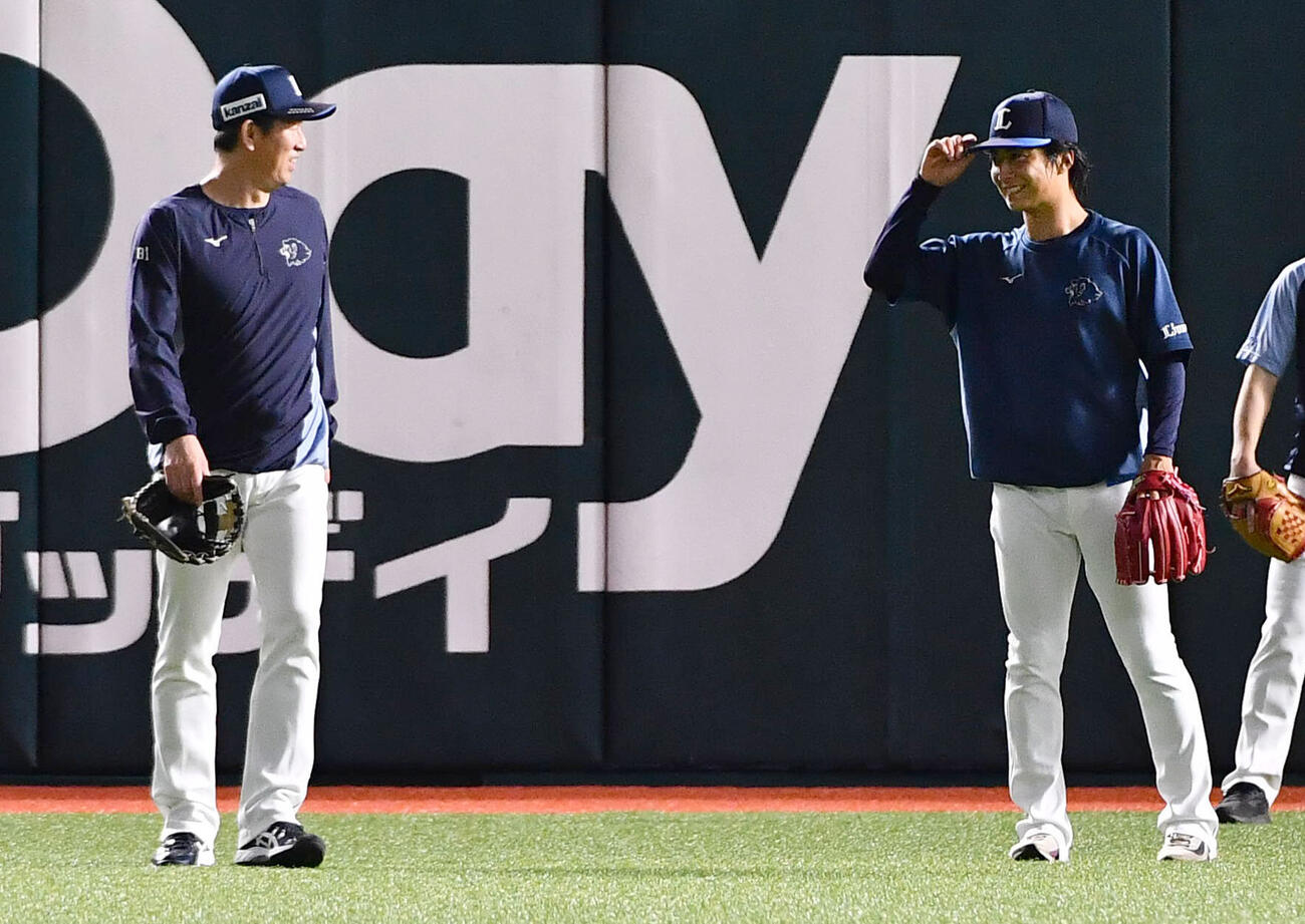 ソフトバンク対西武　試合前、豊田清投手チーフコーチ（左）と笑顔で話す西武森脇亮介（撮影・岩下翔太）