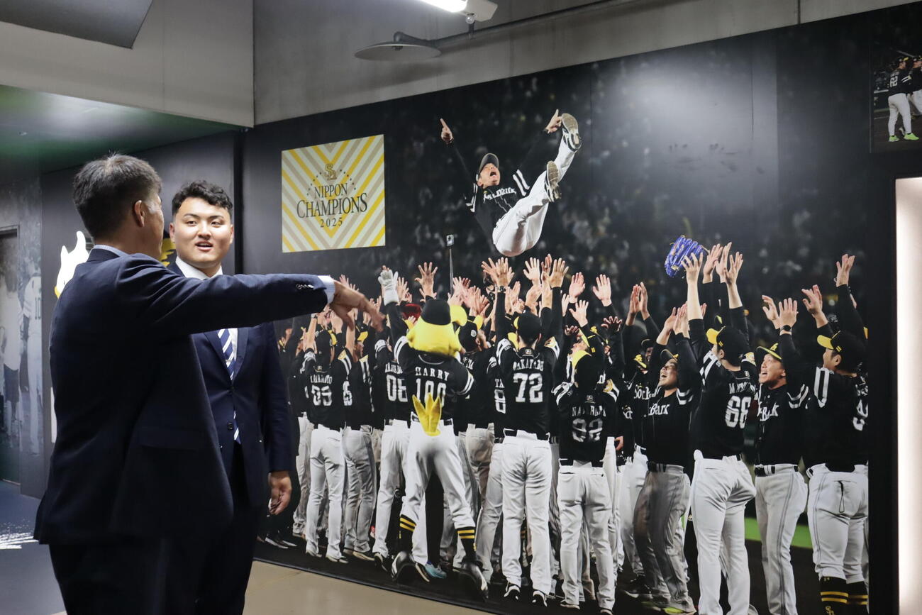 施設見学をする米スタンフォード大の佐々木麟太郎。左はソフトバンク城島健司CBO（球団提供）