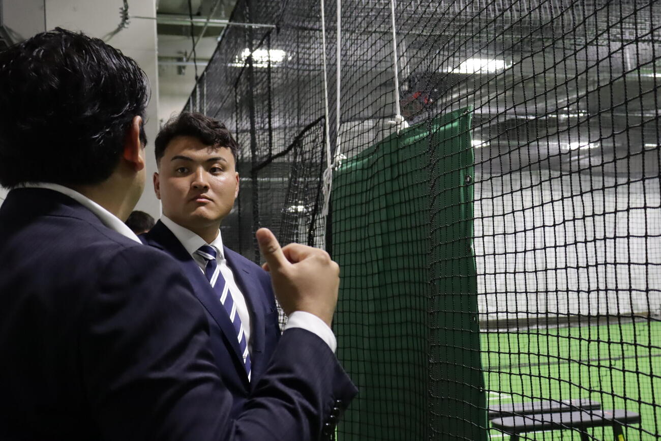 施設見学をする米スタンフォード大の佐々木麟太郎（球団提供）