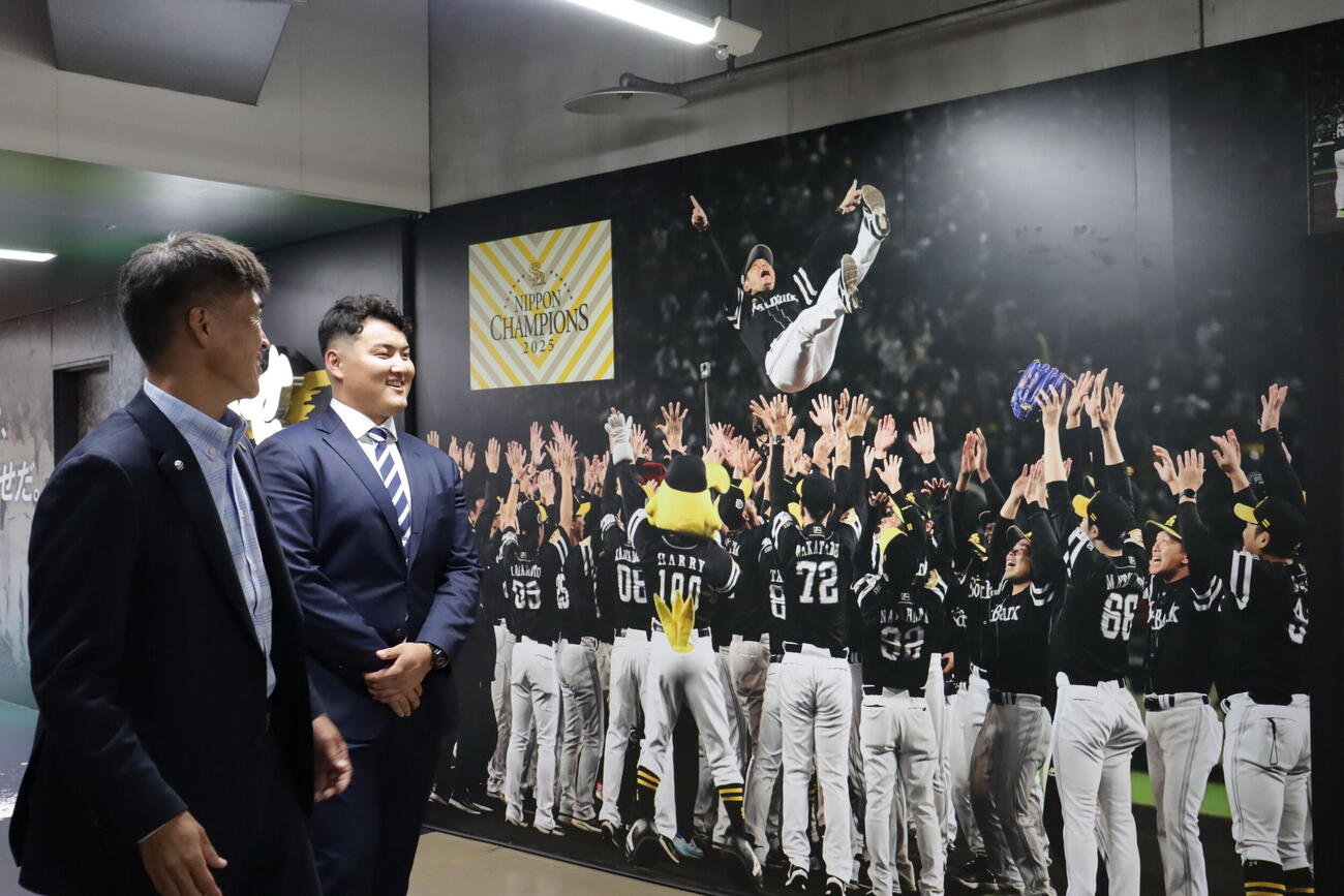 施設見学をする米スタンフォード大の佐々木麟太郎。左はソフトバンク城島健司CBO（球団提供）