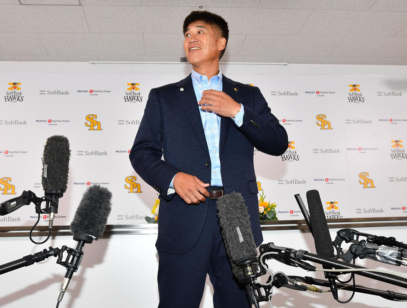ソフトバンク対西武　米スタンフォード大の佐々木麟太郎との面談を終え、会見場に入るソフトバンク城島健司CBO（撮影・岩下翔太）