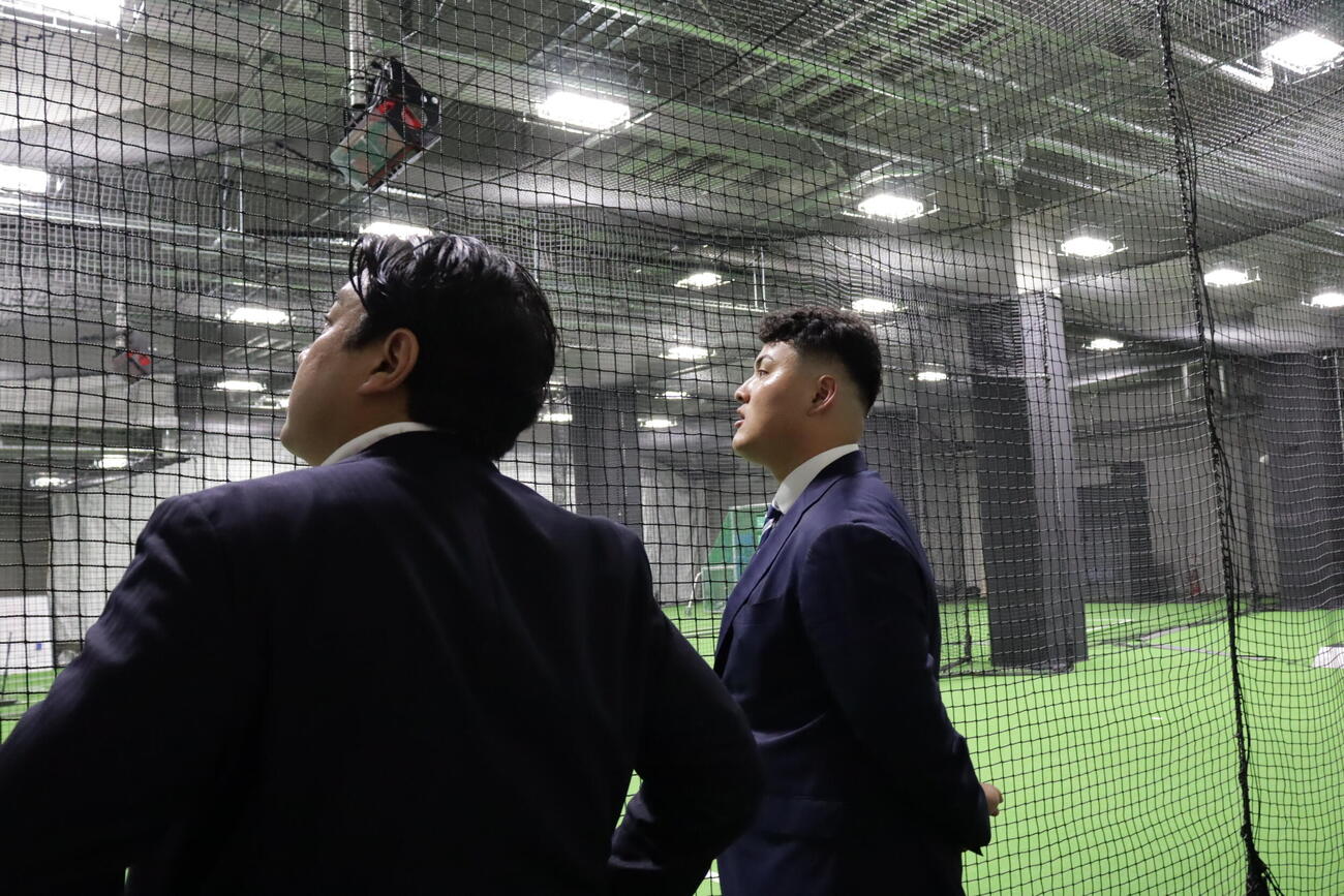 施設見学をする米スタンフォード大の佐々木麟太郎（球団提供）