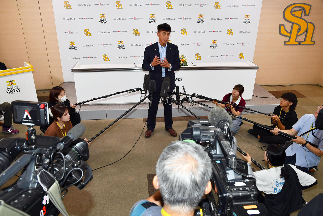 ソフトバンク対西武　米スタンフォード大の佐々木麟太郎との面談を終え、会見を行うソフトバンク城島健司CBO（撮影・岩下翔太）
