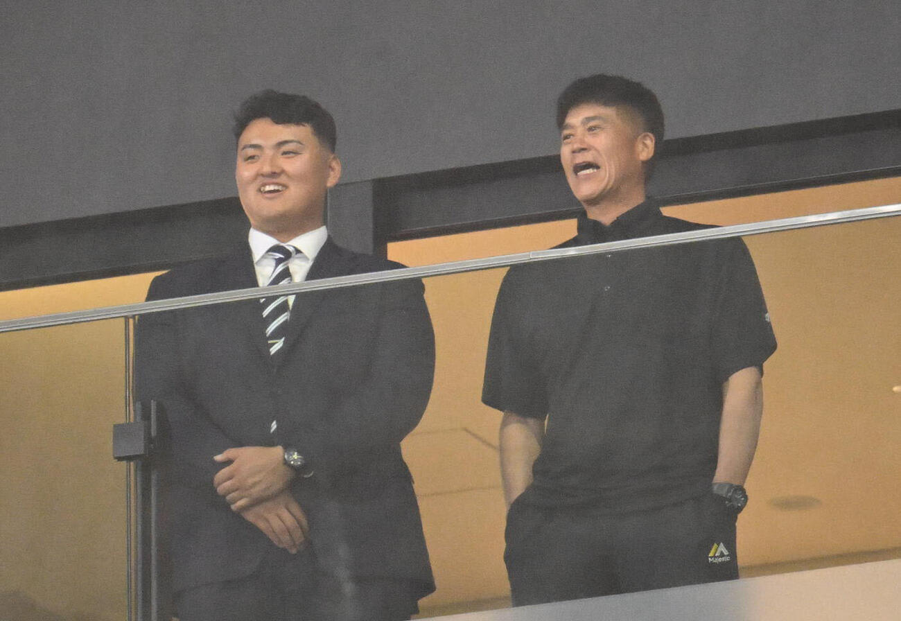 ソフトバンク対西武　試合を観戦する佐々木麟太郎（左）と城島健司CBO（撮影・林敢治）