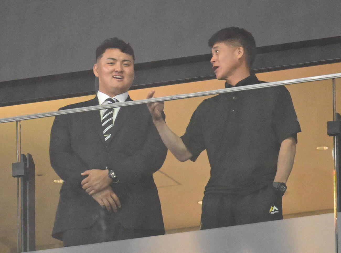 ソフトバンク対西武　試合を観戦する米スタンフォード大の佐々木麟太郎（左）と城島健司CBO（撮影・林敢治）