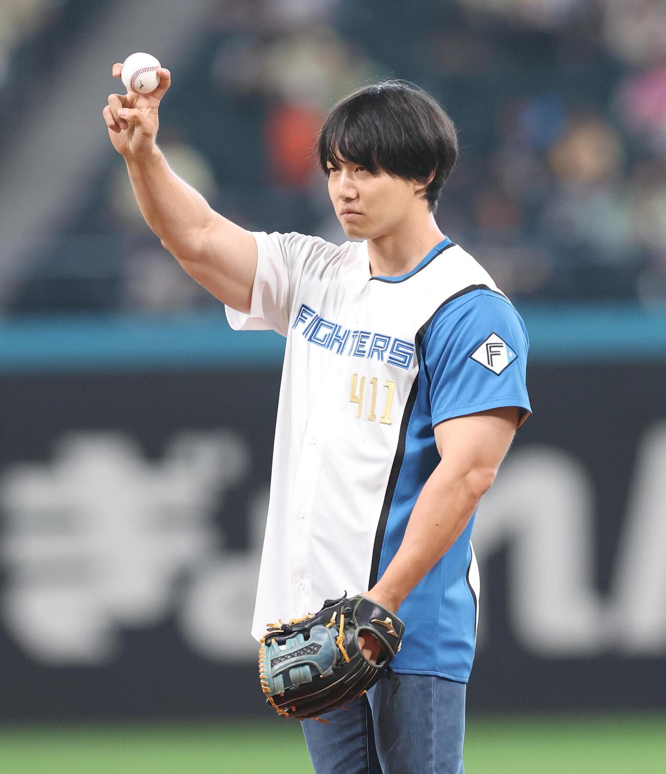 日本ハム対オリックス　ファーストピッチセレモニーで投球する青木マッチョ（撮影・黒川智章）
