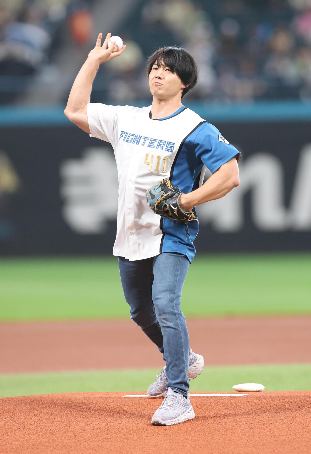 日本ハム対オリックス　ファーストピッチセレモニーで投球する青木マッチョ（撮影・黒川智章）