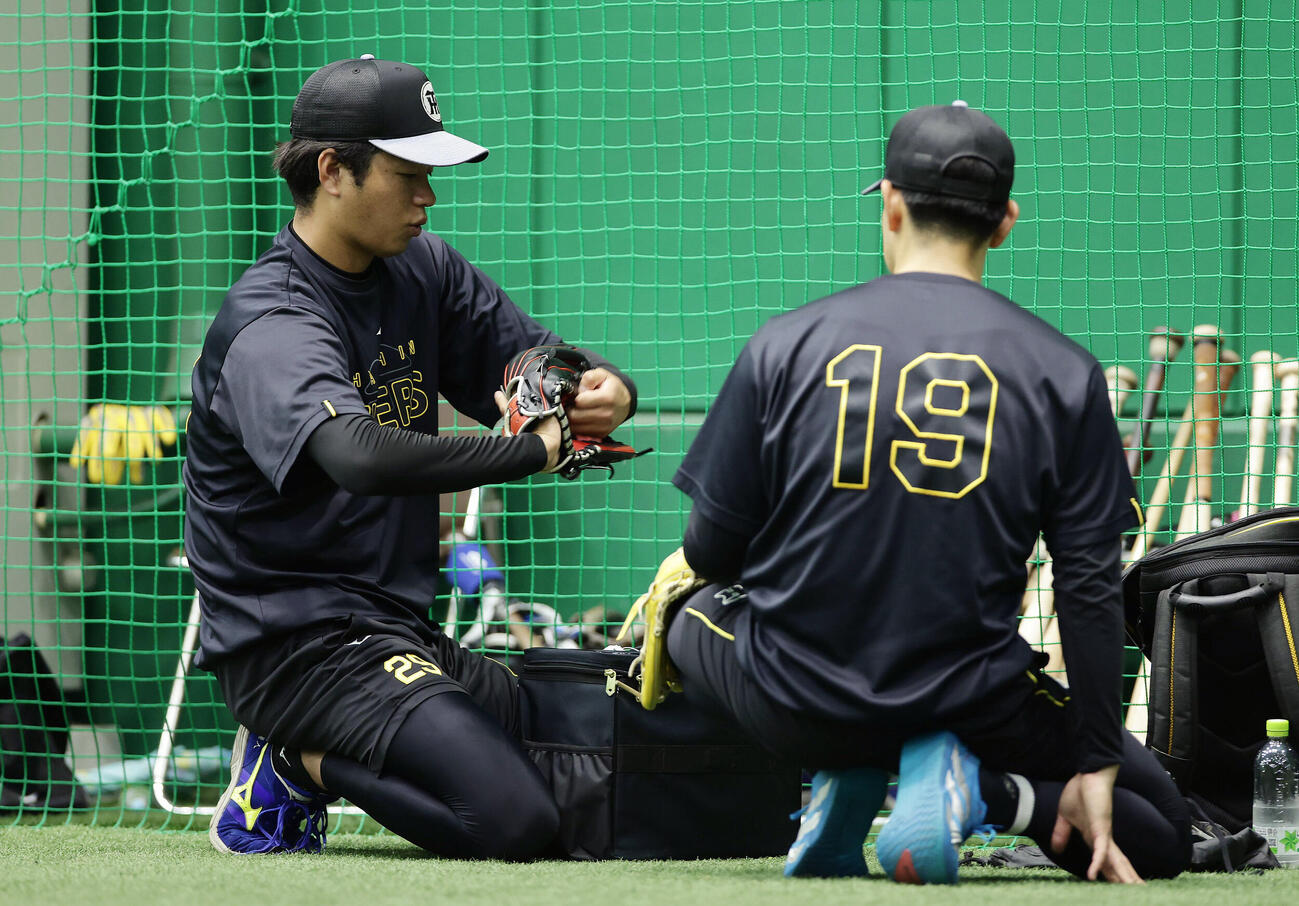 阪神対中日　下村海翔（右）と言葉を交わす阪神高橋遥人（撮影・前田充）