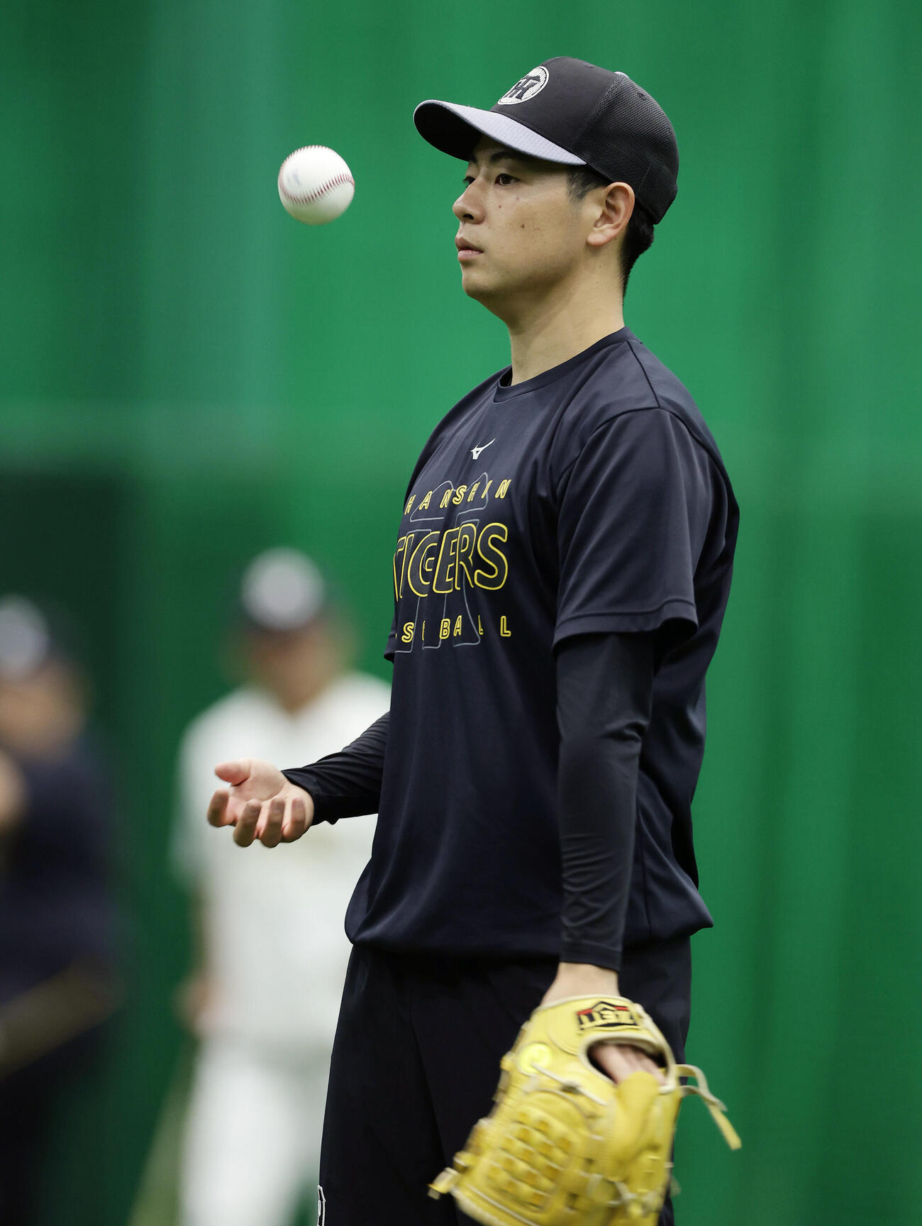 阪神対中日　キャッチボールで調整する阪神下村海翔（撮影・前田充）