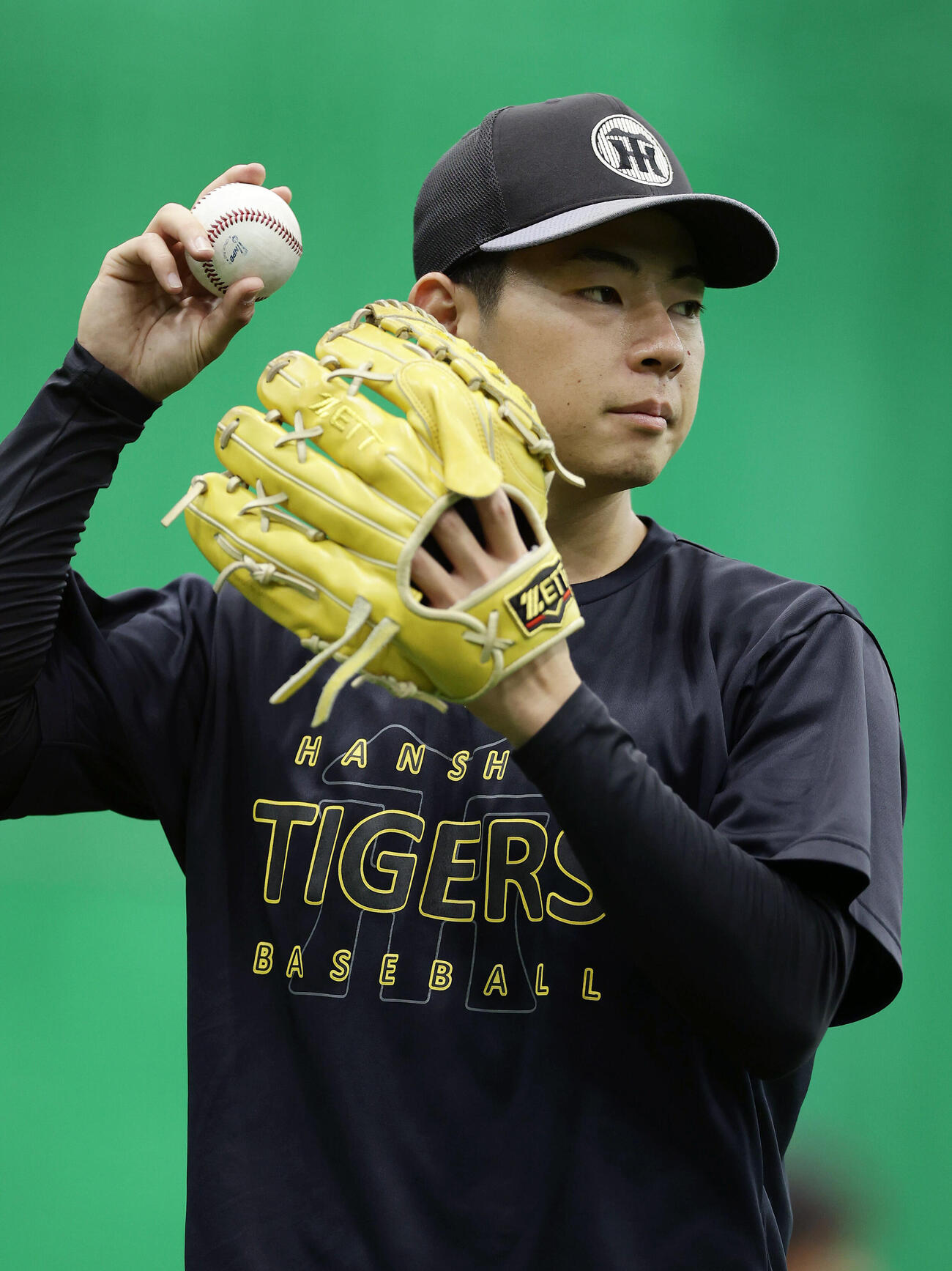阪神対中日　キャッチボールで調整する阪神下村海翔（撮影・前田充）