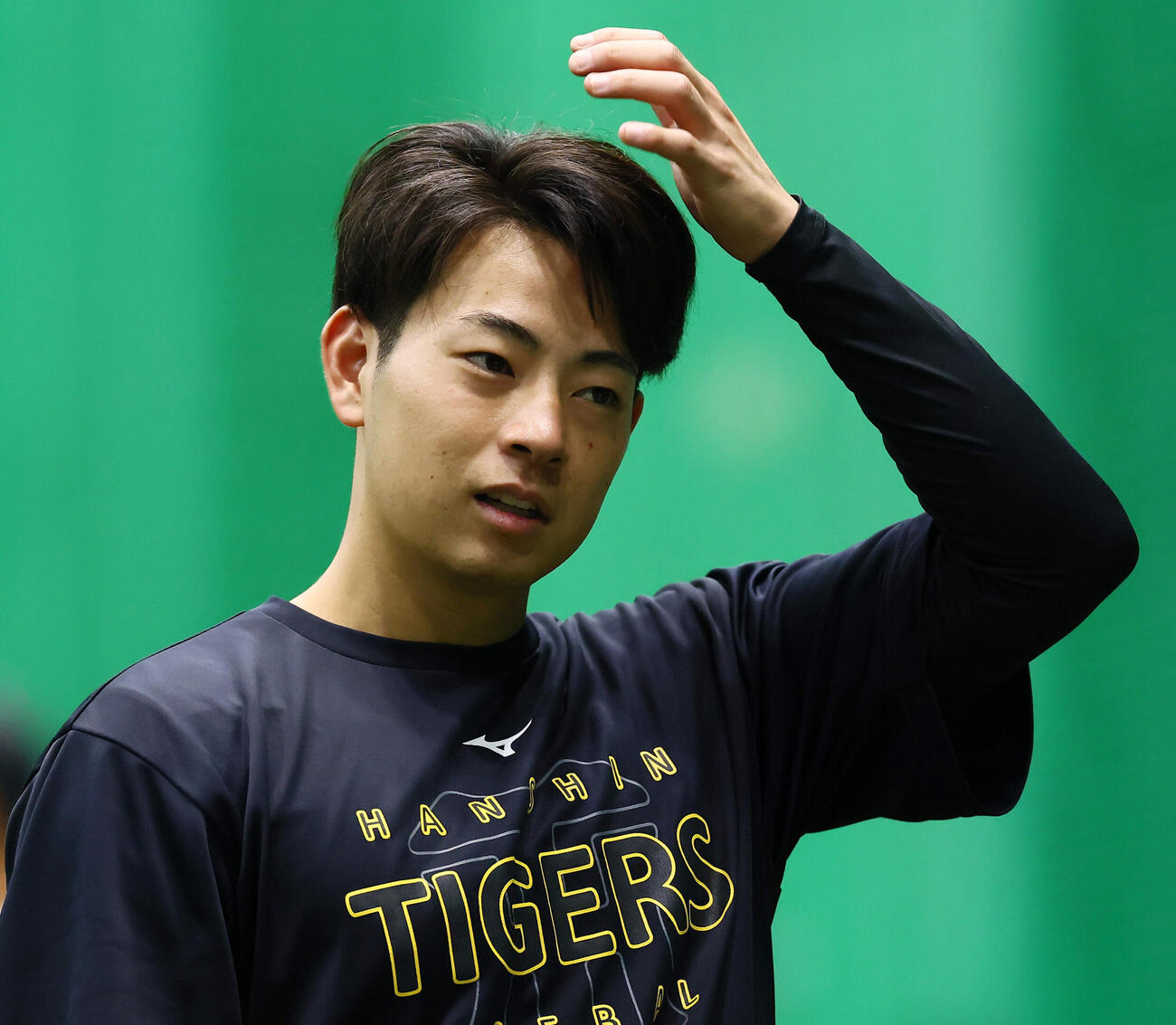 阪神対中日　練習中、白い歯を見せる阪神下村海翔　（撮影・加藤哉）
