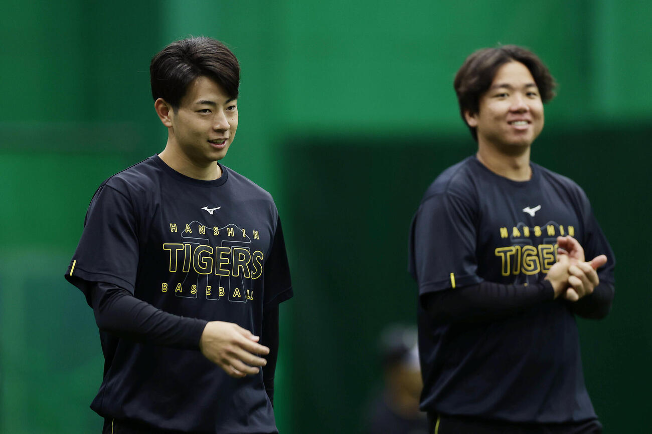 阪神対中日　練習に臨む阪神下村海翔（左）と村上頌樹（撮影・前田充）