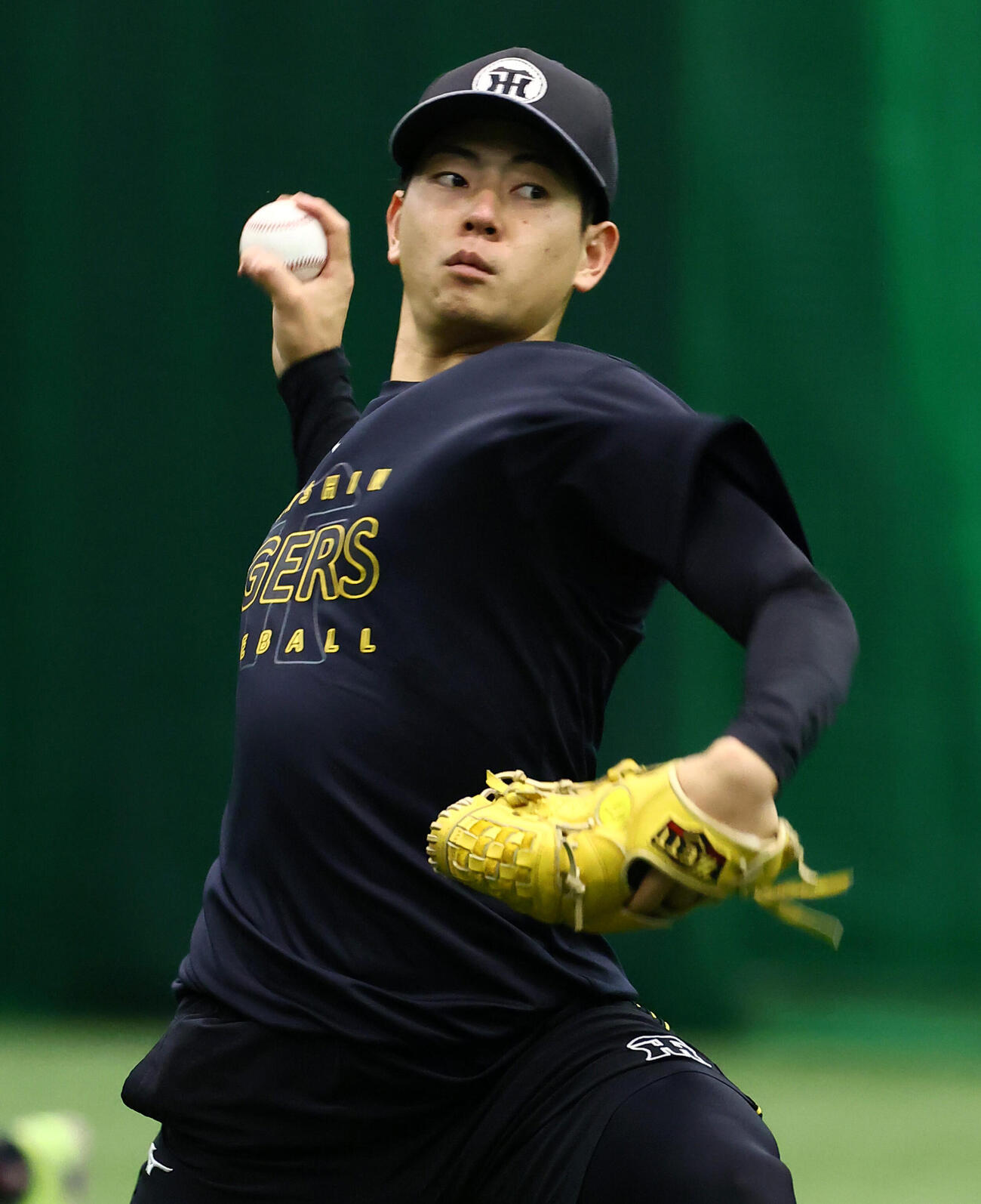阪神対中日　練習でキャッチボールする阪神下村海翔　（撮影・加藤哉）
