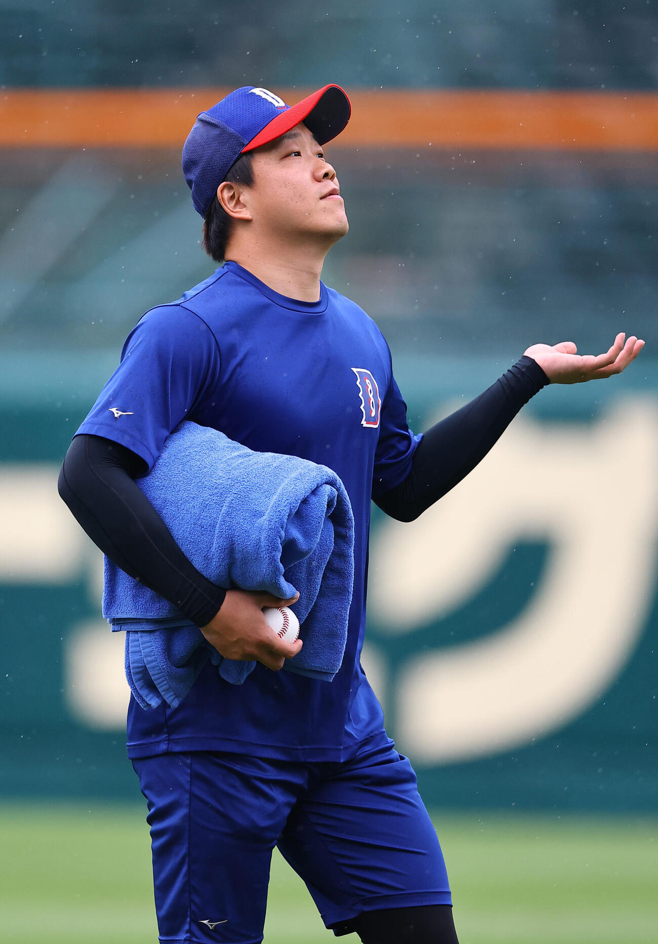 阪神対中日　柳裕也は雨が降る甲子園球場のグラウンドを歩くく（撮影・上田博志）