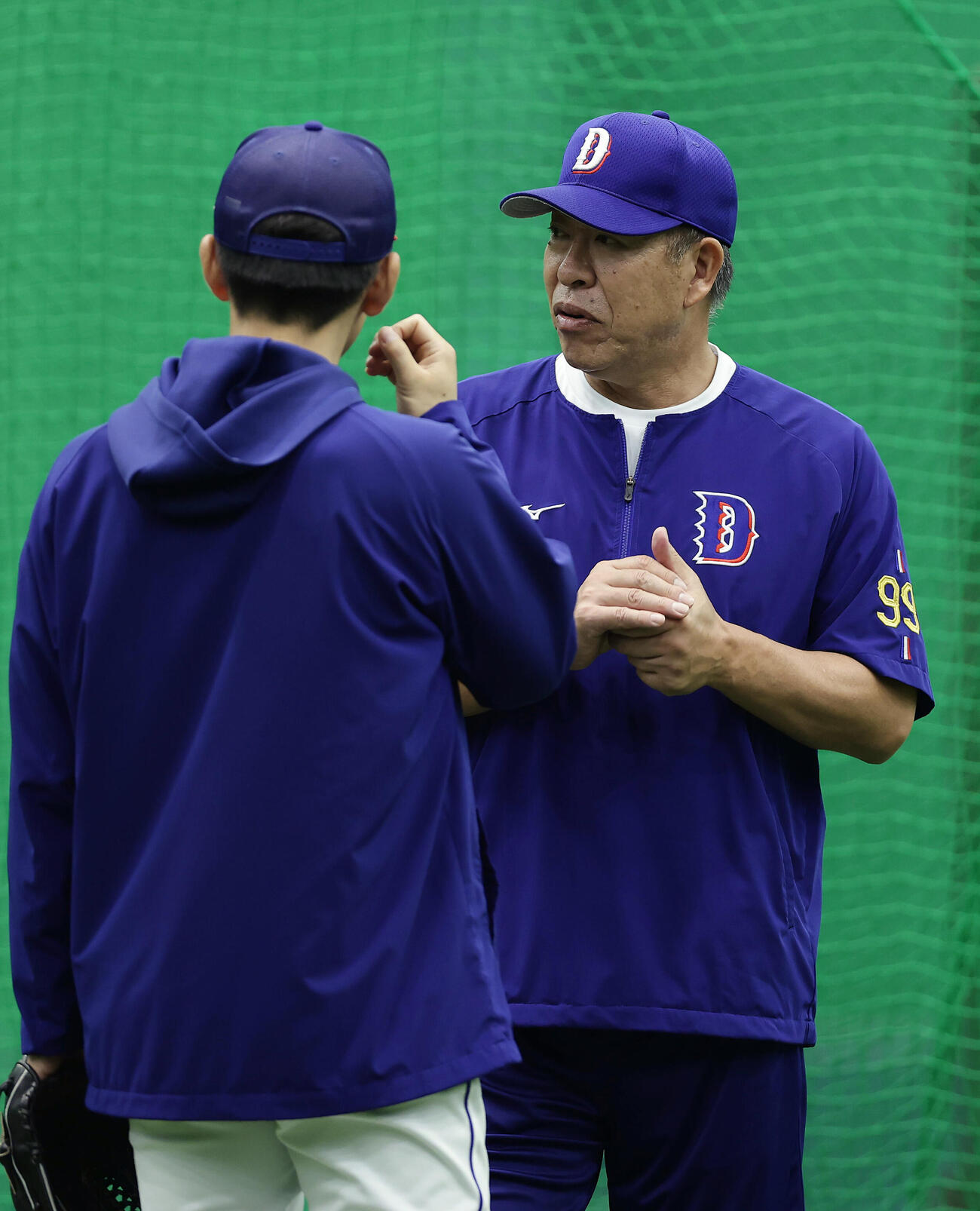 阪神対中日　練習で嶋基宏ヘッドコーチ（左）と言葉を交わす中日井上一樹監督（撮影・前田充）