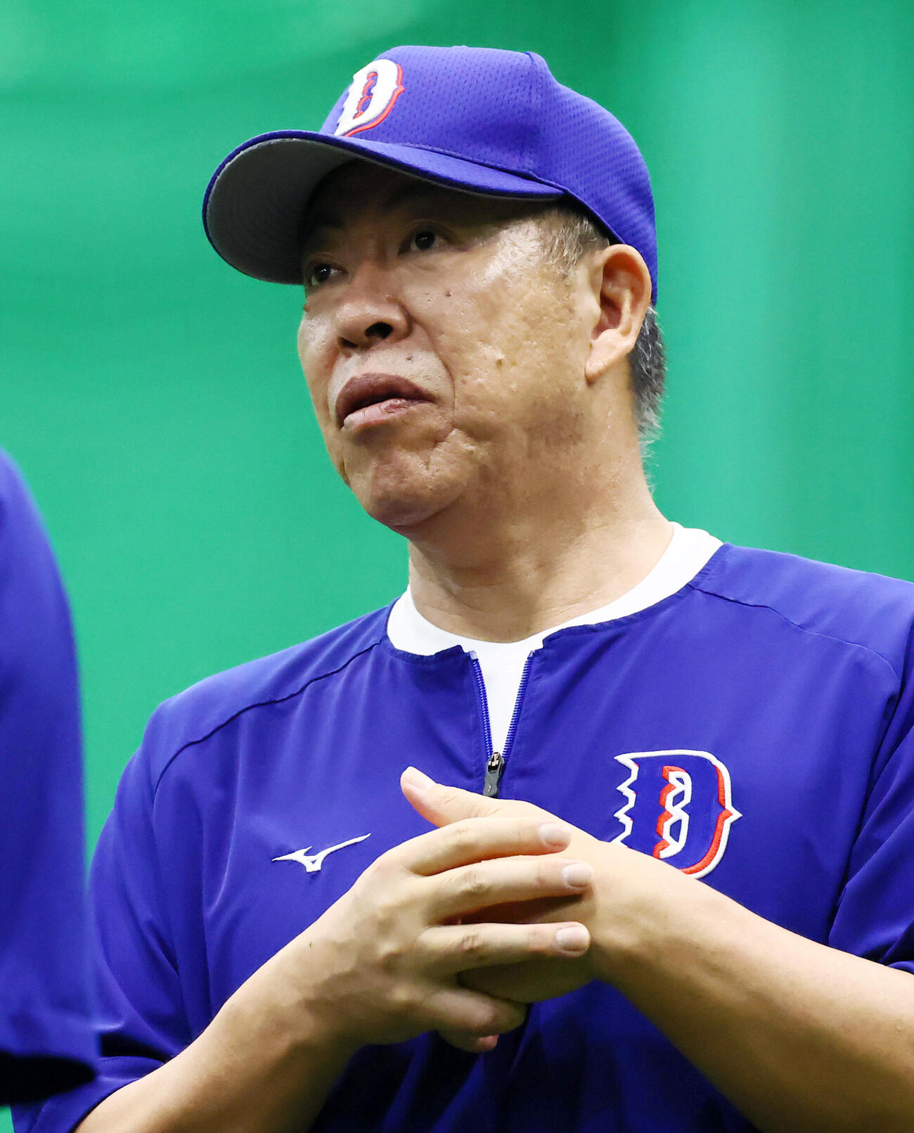 阪神対中日　練習を見る中日井上一樹監督　（撮影・加藤哉）