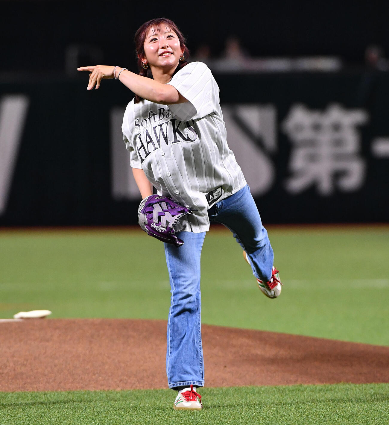 ソフトバンク対西武　始球式を務めた今村聖奈騎手（撮影・岩下翔太）