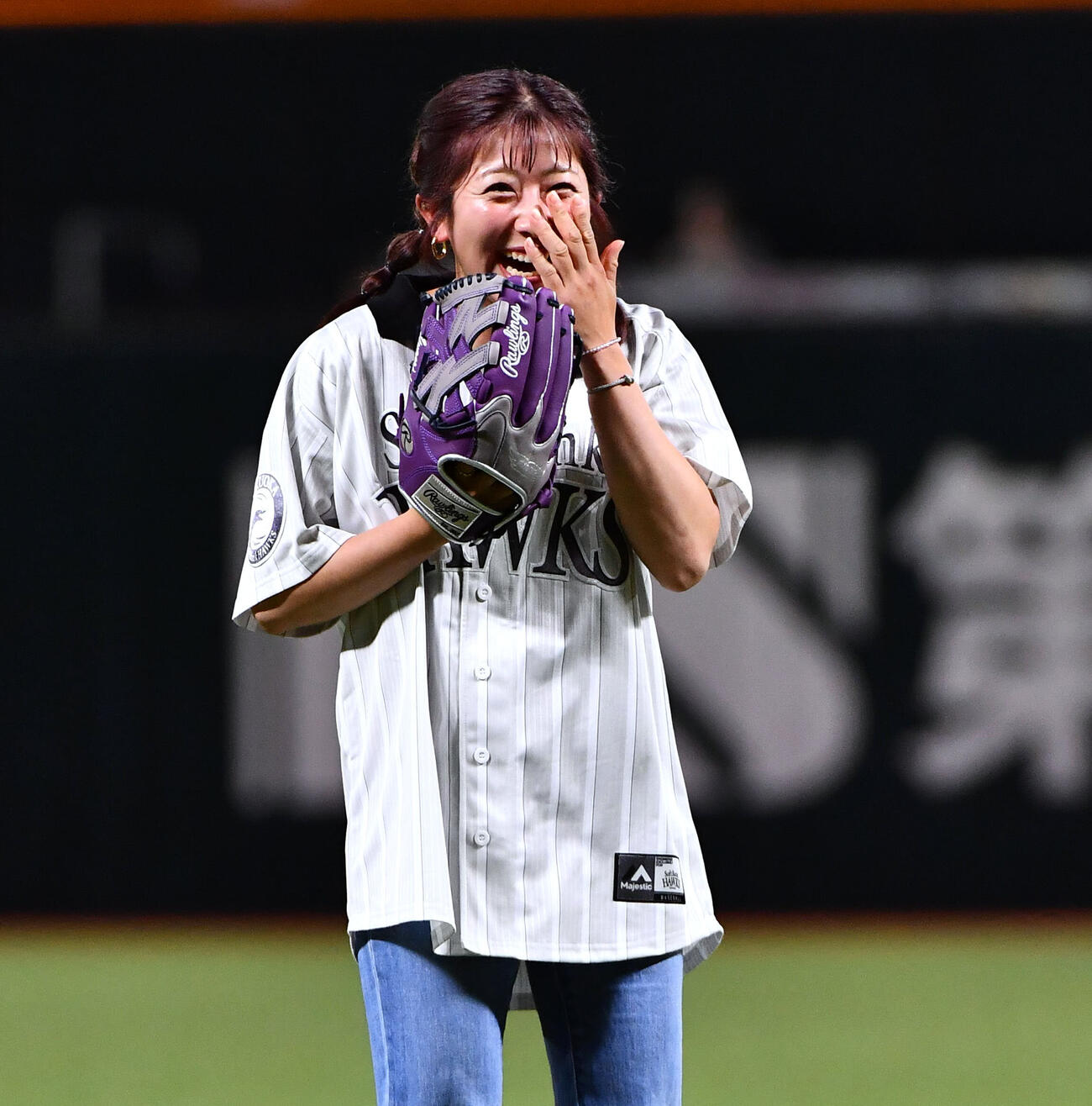 ソフトバンク対西武　始球式で投じた球が桑原将志に当たり、顔を手で覆う今村聖奈騎手（撮影・岩下翔太）