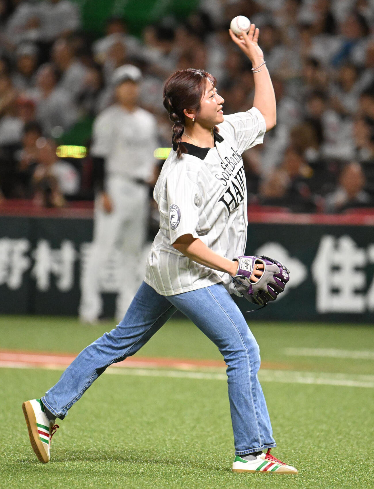 ソフトバンク対西武　始球式でボールを投げるJRA騎士の今村聖奈（撮影・林敢治）