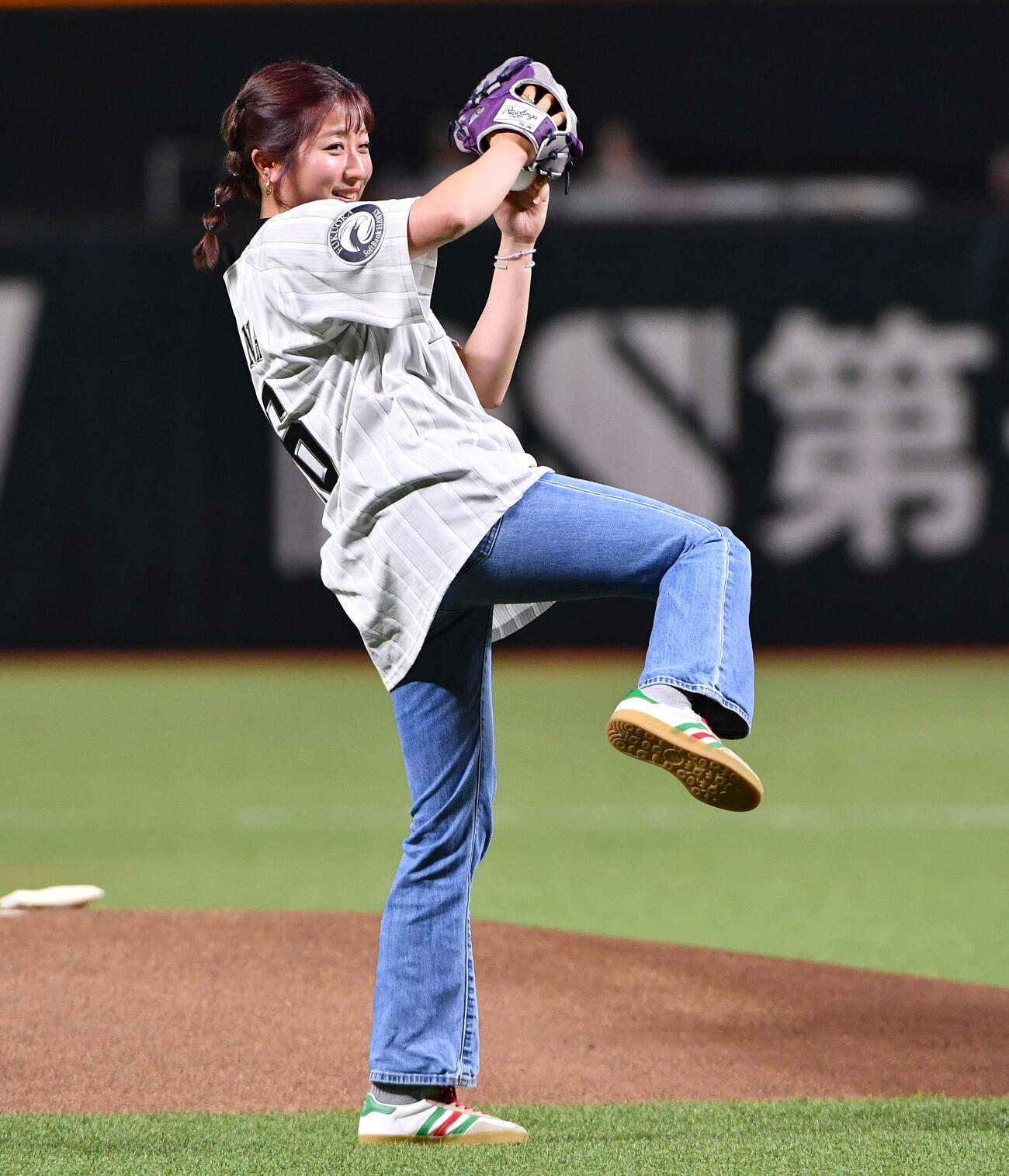 ソフトバンク対西武　始球式を務めた今村聖奈騎手（撮影・岩下翔太）