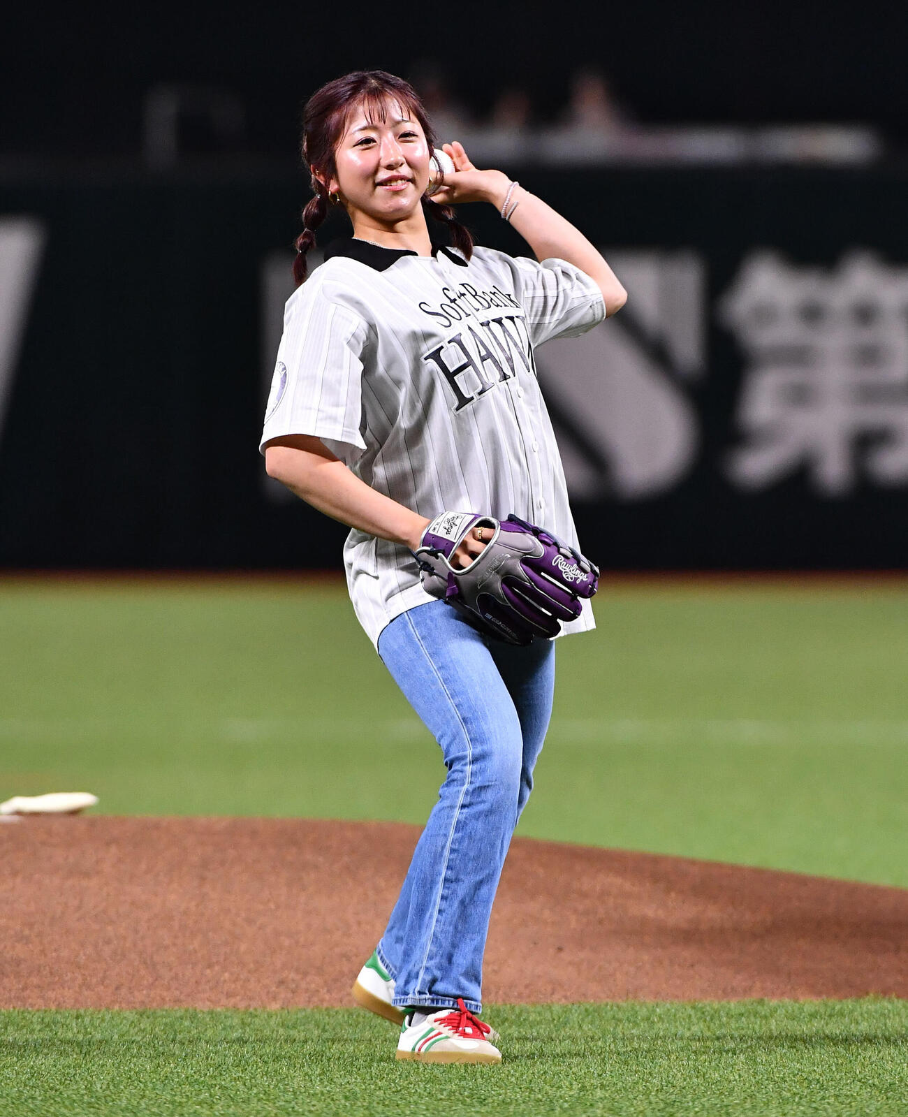 ソフトバンク対西武　始球式を務めた今村聖奈騎手（撮影・岩下翔太）