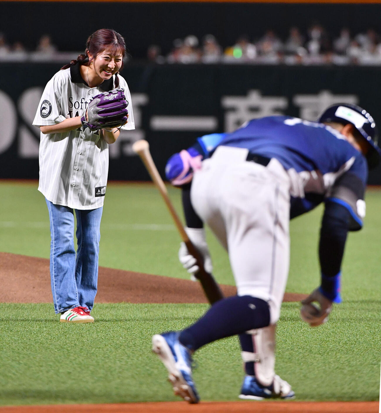 ソフトバンク対西武　始球式で投じた球が桑原将志（右）に当たり、頭を下げる今村聖奈騎手（撮影・岩下翔太）