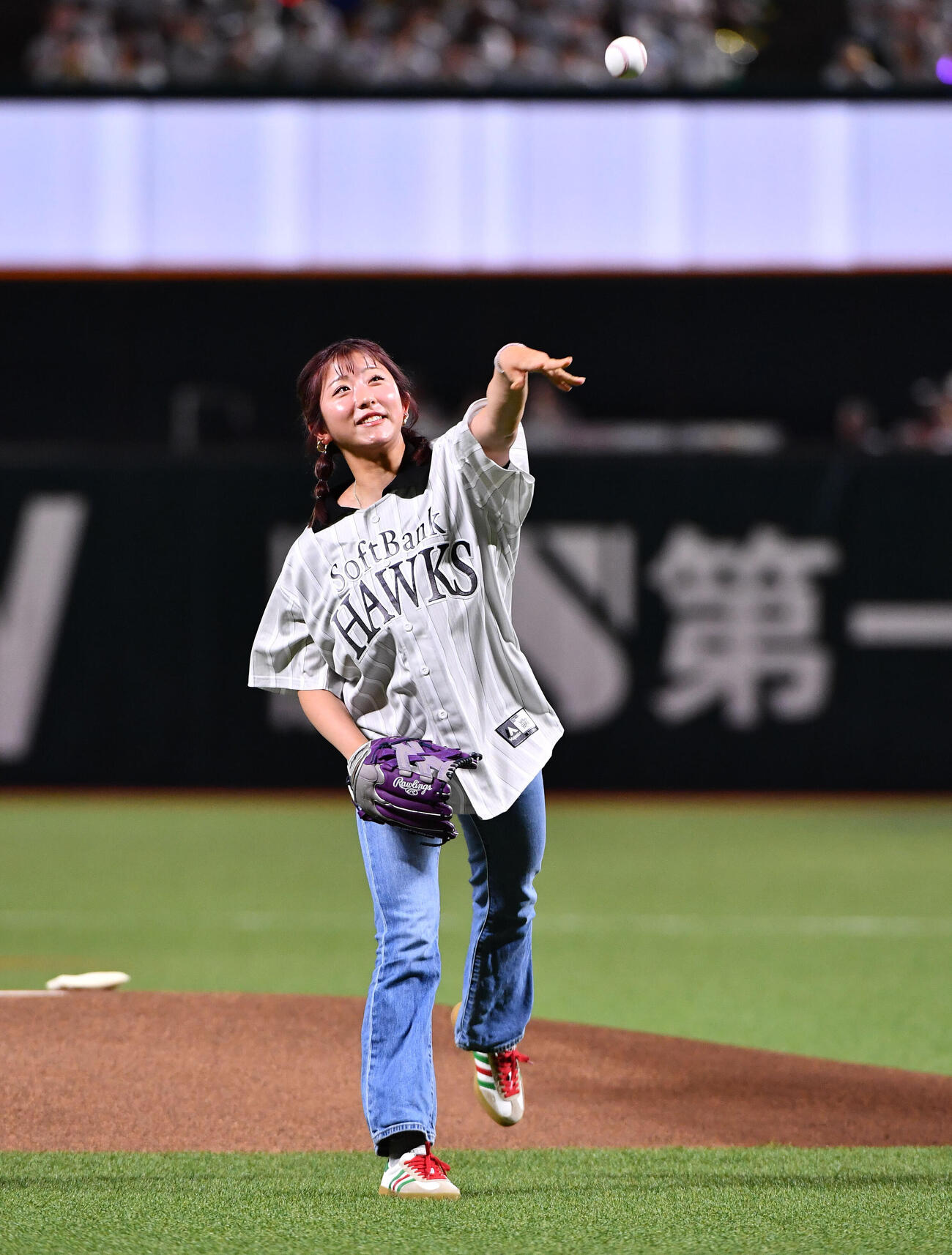 ソフトバンク対西武　始球式を務めた今村聖奈騎手（撮影・岩下翔太）