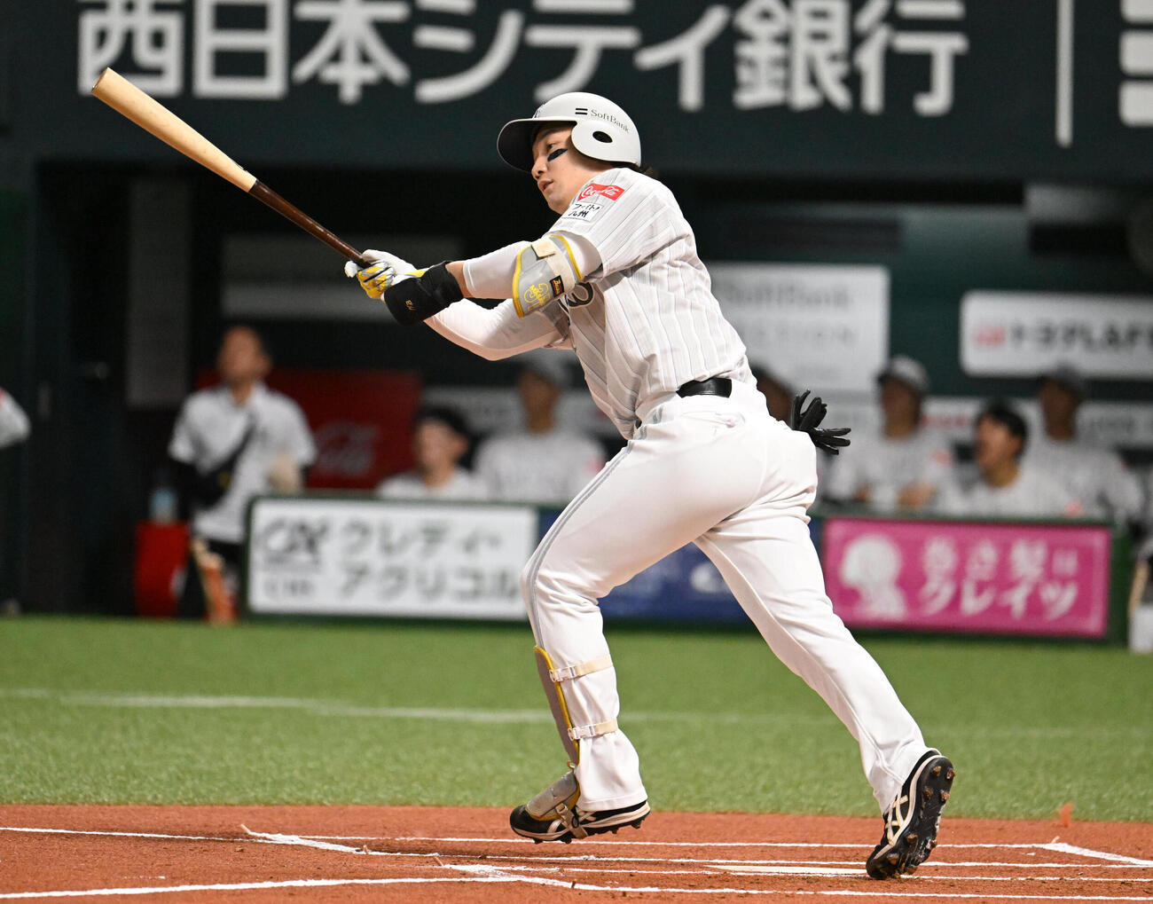 ソフトバンク対西武　1回裏ソフトバンク無死、正木智也は左中間に先制本塁打を放つ（撮影・林敢治）
