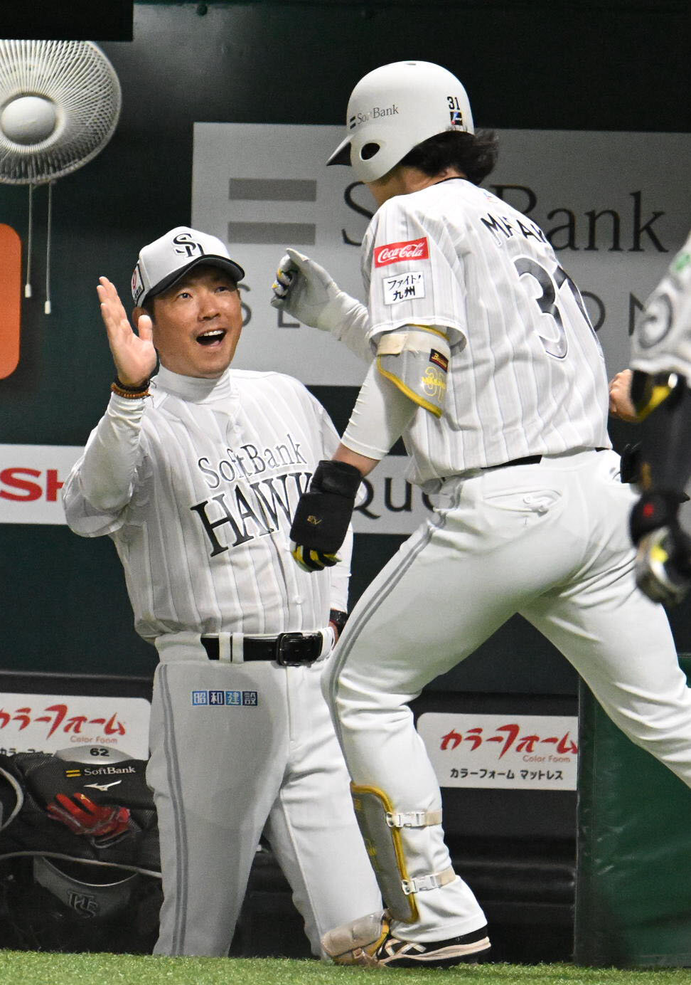 ソフトバンク対西武　1回裏ソフトバンク無死、正木智也（右）は先制本塁打を放ち小久保裕紀監督とタッチを交わす（撮影・林敢治）