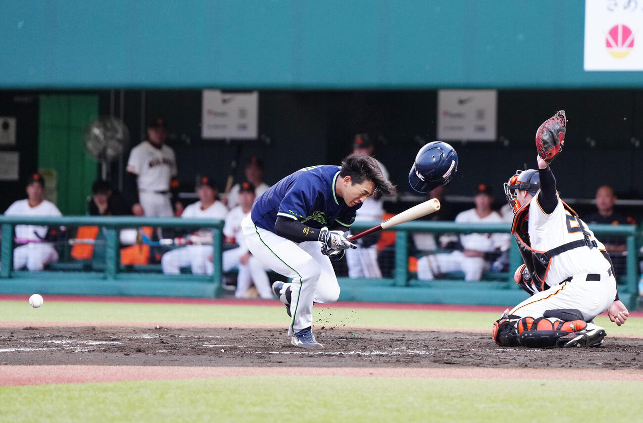 巨人対ヤクルト　2回表ヤクルト無死、頭部に死球を受けた松下歩叶