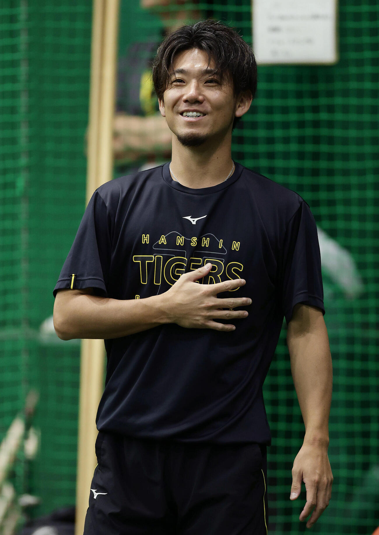阪神対中日　練習で笑顔を見せる阪神伊藤将司（撮影・前田充）