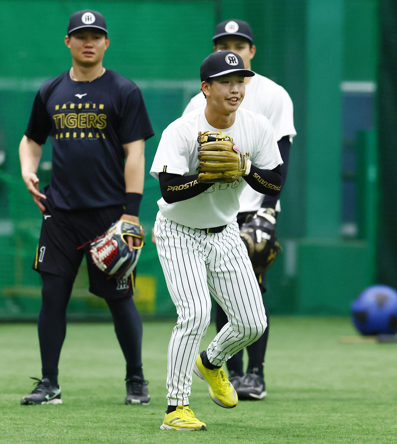 阪神対中日　ノックを受ける阪神百崎蒼生　（撮影・加藤哉）