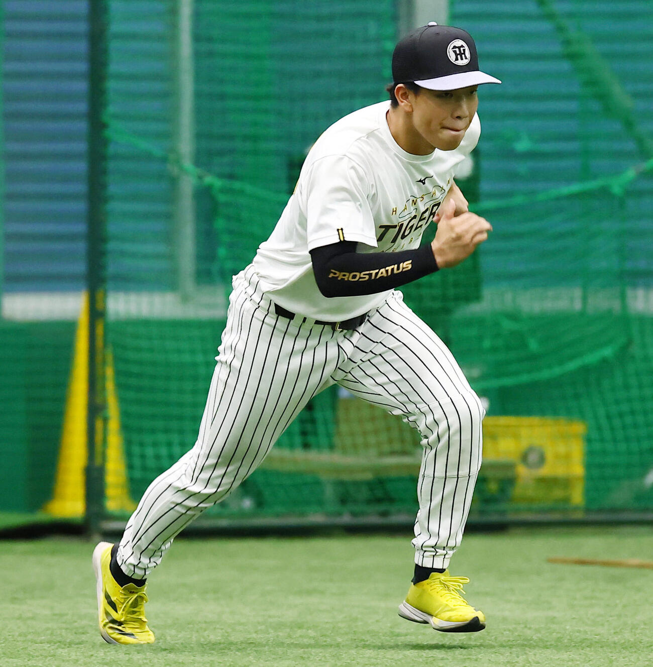 阪神対中日　練習で短距離ダッシュする阪神百崎蒼生　（撮影・加藤哉）