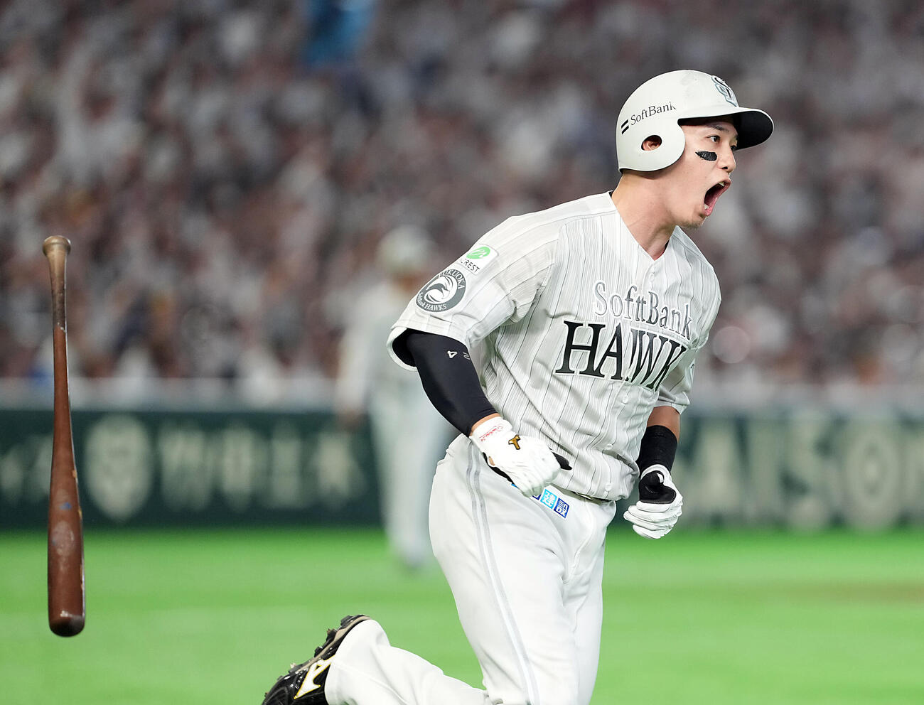 ソフトバンク対西武　7回裏ソフトバンク1死、右越え本塁打を放ち一塁に向かう栗原陵矢（撮影・たえ見朱実）