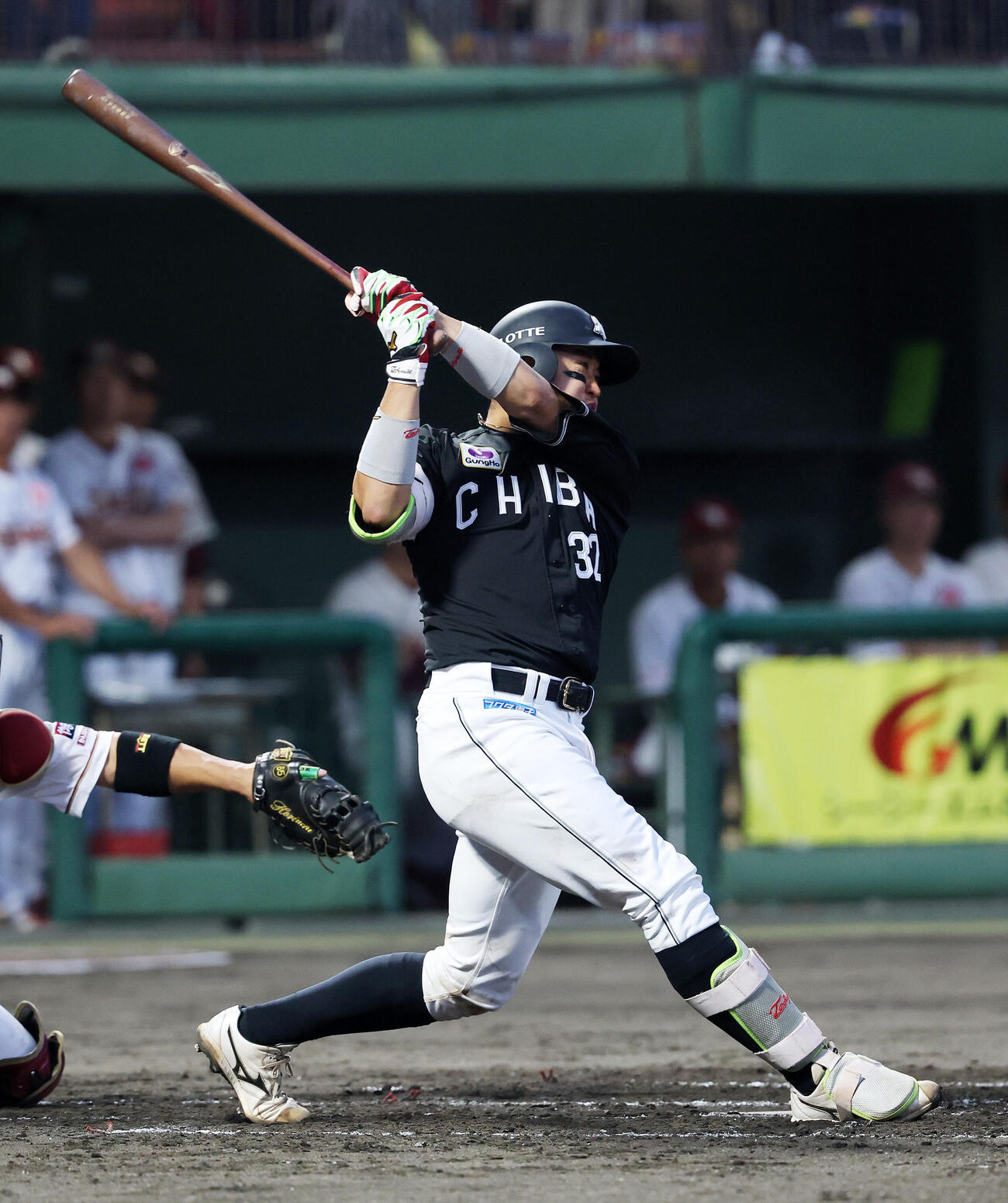 楽天対ロッテ　3回表ロッテ2死一塁、佐藤都志也は2点本塁打を放つ（撮影・鈴木正人）