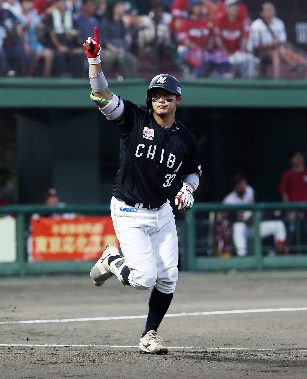 楽天対ロッテ　3回表ロッテ2死一塁、佐藤都志也は2点本塁打を放ちポーズを決める（撮影・鈴木正人）