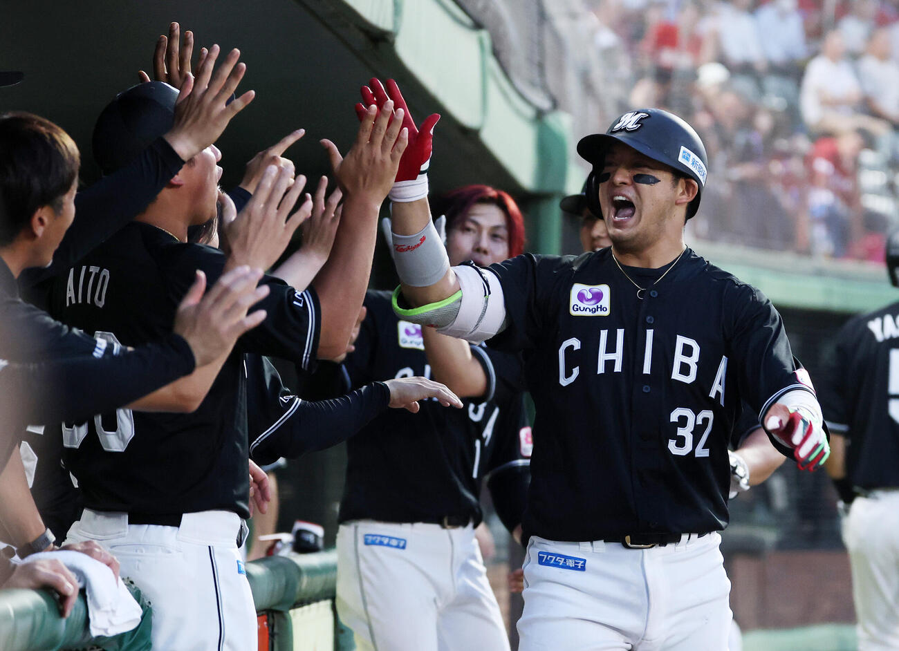 楽天対ロッテ　3回表ロッテ2死一塁、佐藤都志也（右）は2点本塁打を放ちベンチ前で喜ぶ（撮影・鈴木正人）