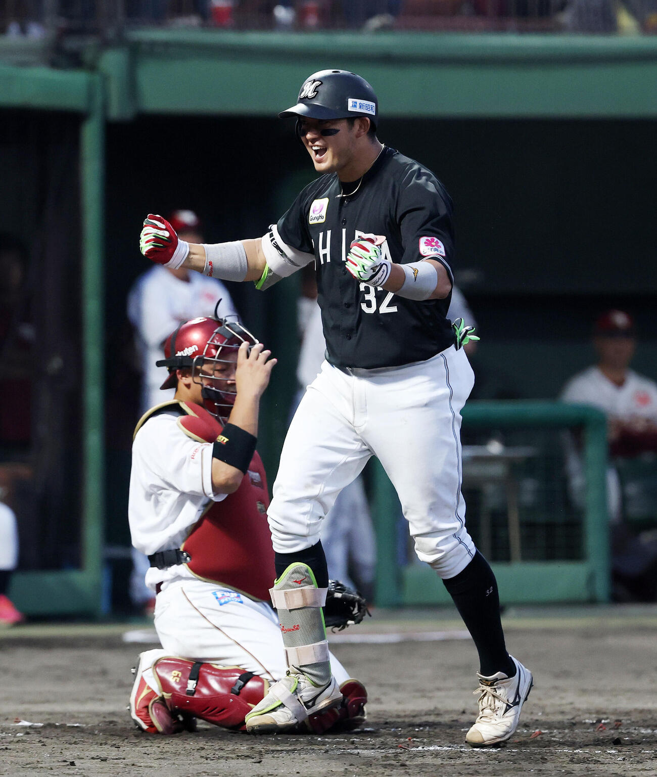 楽天対ロッテ　3回表ロッテ2死一塁、佐藤都志也は2点本塁打を放ち笑顔でガッツポーズ（撮影・鈴木正人）
