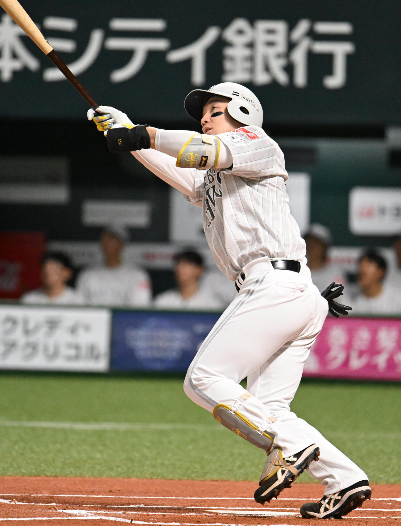 ソフトバンク対西武　1回裏ソフトバンク無死、正木智也は左中間に先制本塁打を放つ（撮影・林敢治）