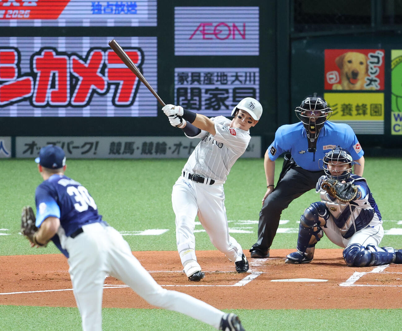 ソフトバンク対西武　1回裏ソフトバンク1死一塁、栗原陵矢は左越えに2点本塁打を放つ（撮影・梅根麻紀））