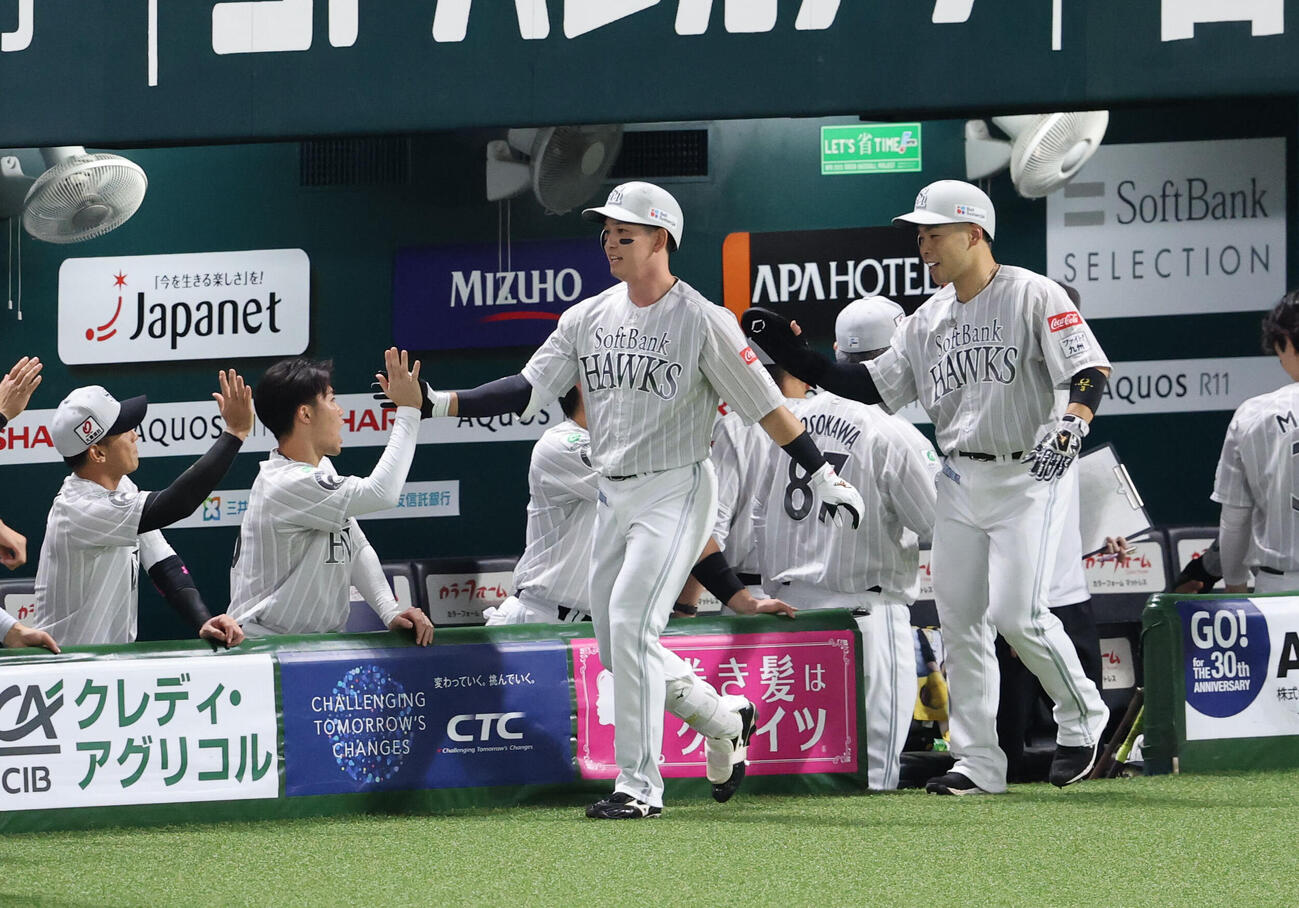 ソフトバンク対西武　1回裏ソフトバンク1死一塁、栗原陵矢は左越え2点本塁打を放ちベンチのナインとハイタッチ（撮影・梅根麻紀））