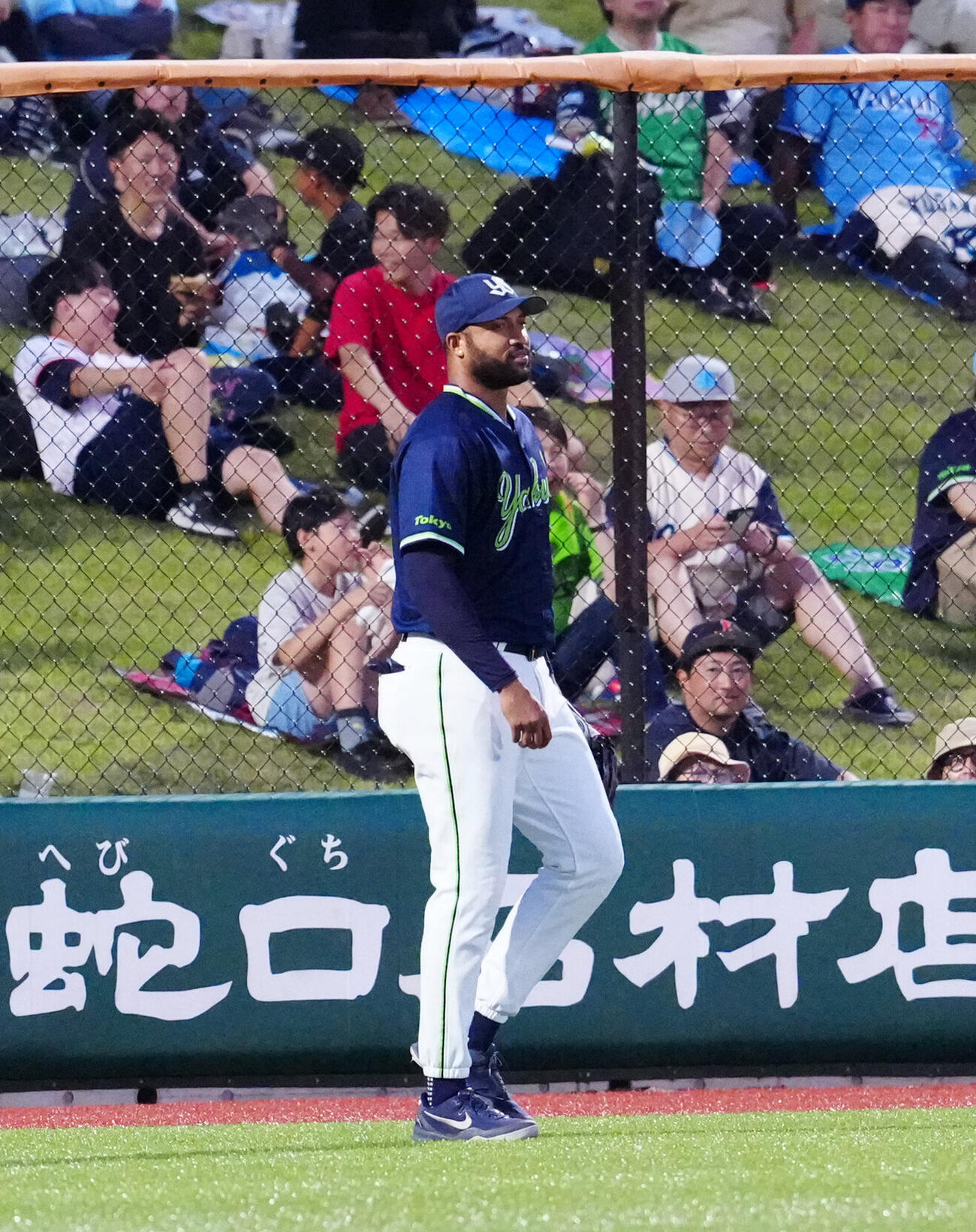 巨人対ヤクルト　3回裏巨人1死、三塁打となった泉口友汰の打球を見失った左翼手ドミンゴ・サンタナ
