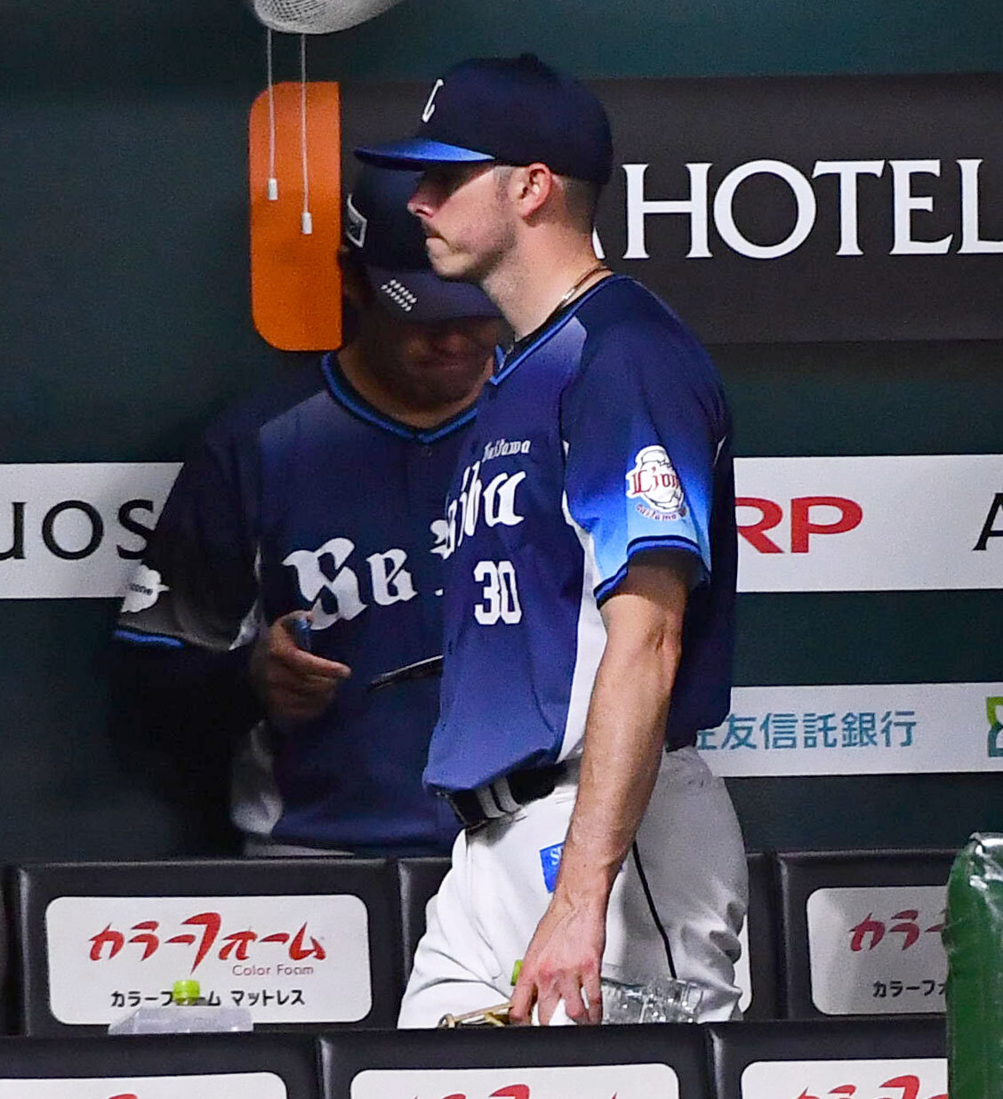 ソフトバンク対西武　5回表終了後、降板を告げられたアラン・ワイナンスは厳しい表情で引き揚げる（撮影・岩下翔太）