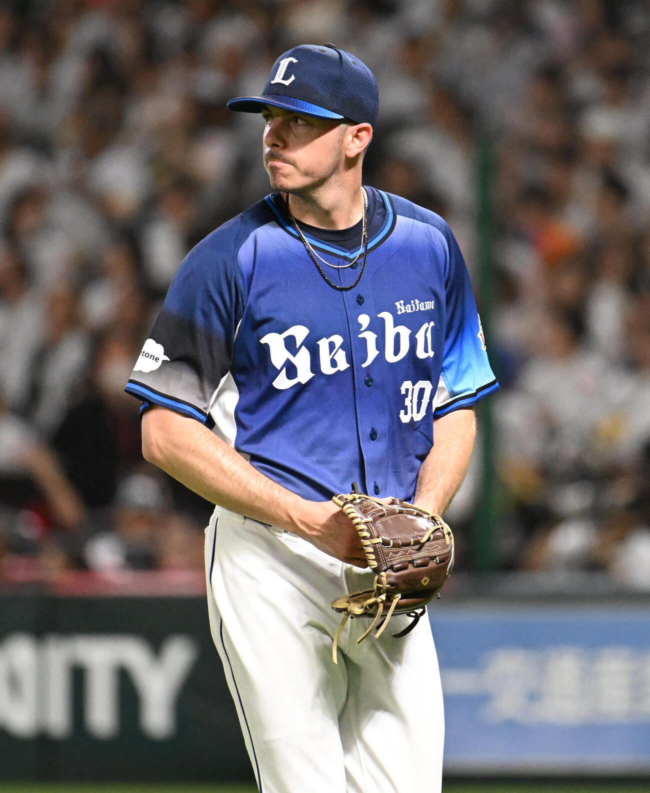 ソフトバンク対西武　3回裏終了後、失点を許し厳しい表情でベンチに戻るアラン・ワイナンス（撮影・林敢治）