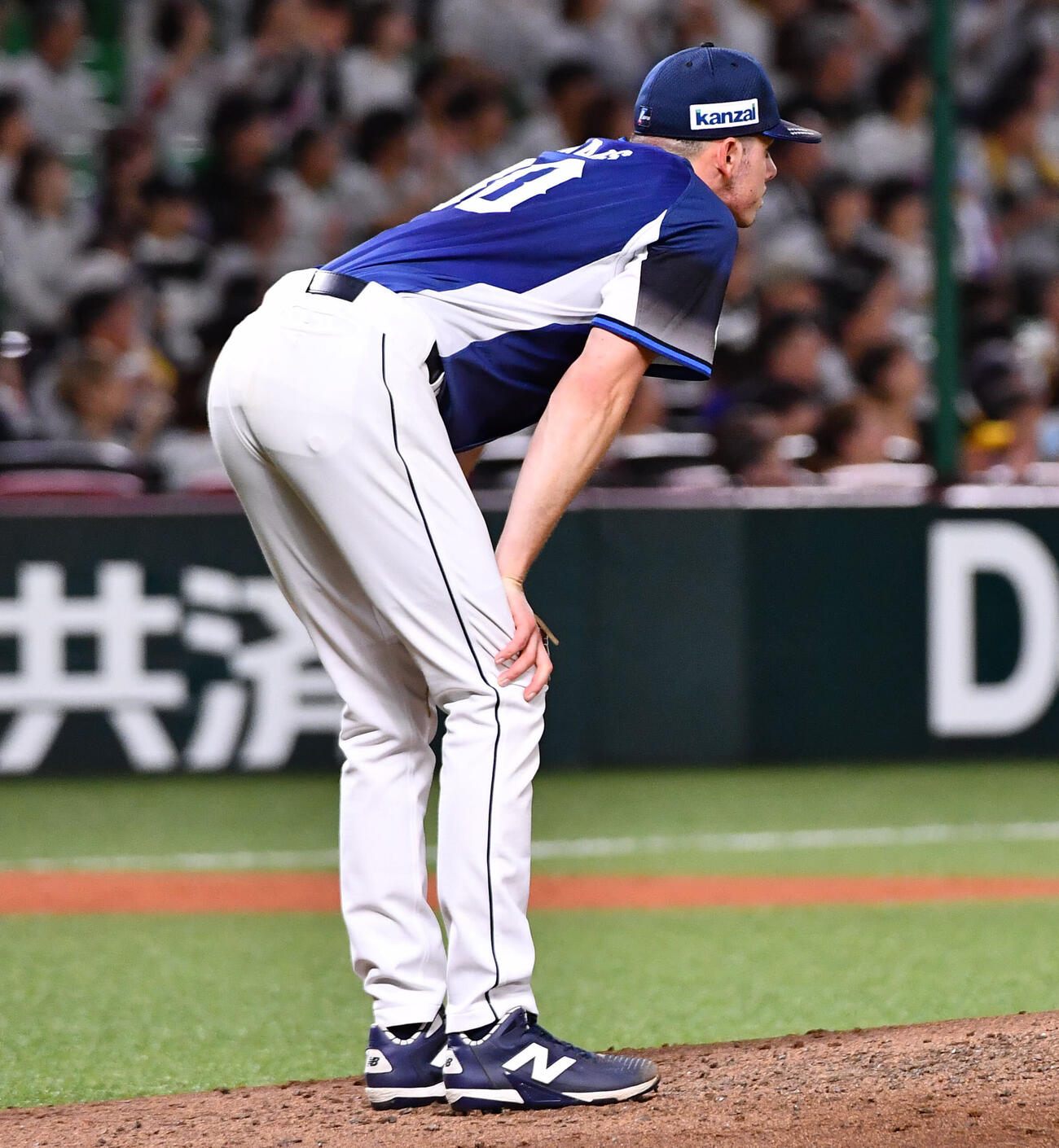 ソフトバンク対西武　4回裏ソフトバンク1死一、二塁、近藤健介に2点適時二塁打を打たれ、肩を落とすアラン・ワイナンス（撮影・岩下翔太）