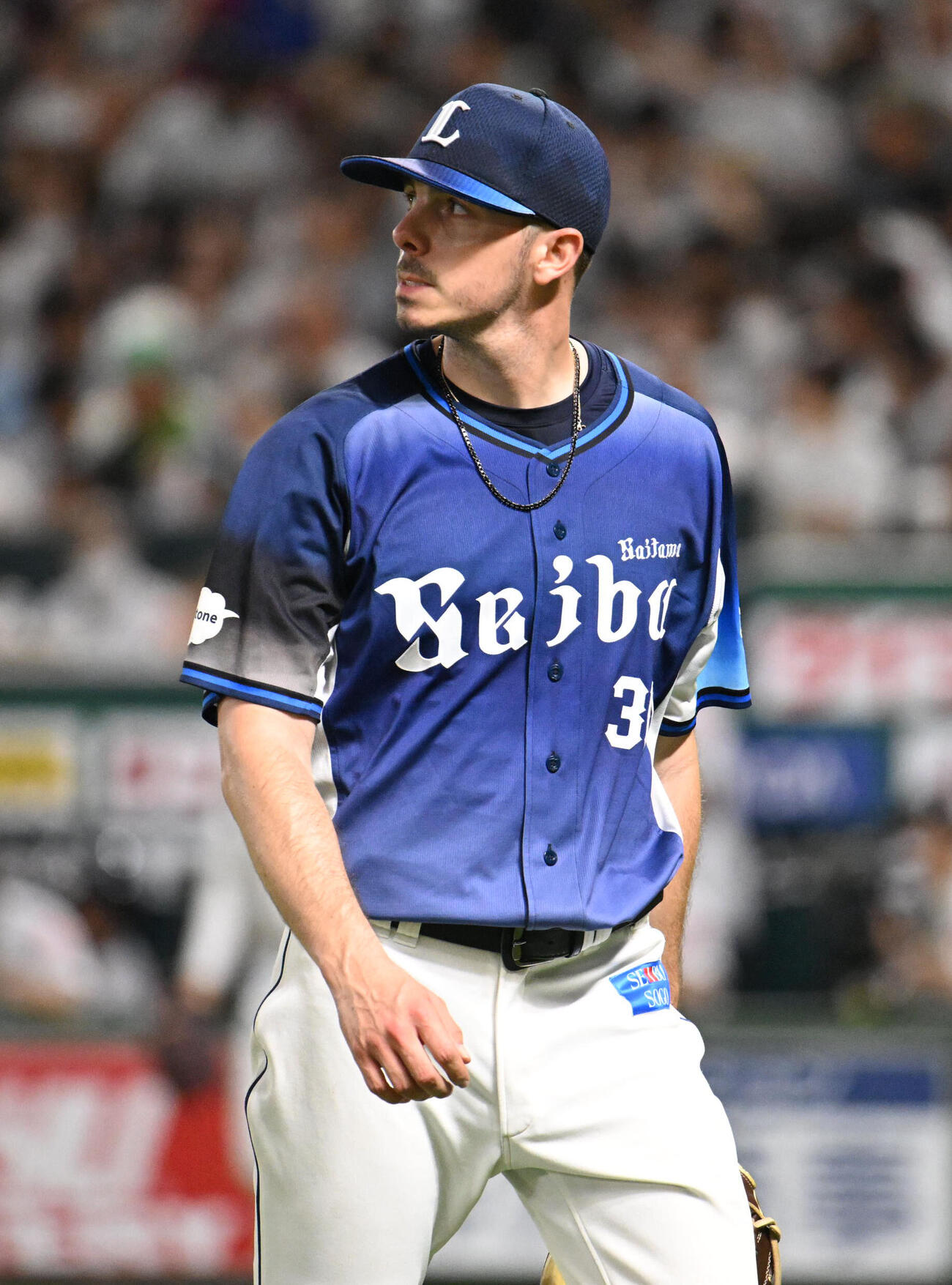 ソフトバンク対西武　4回裏終了後、失点を許し厳しい表情でベンチに戻るアラン・ワイナンス（撮影・林敢治）