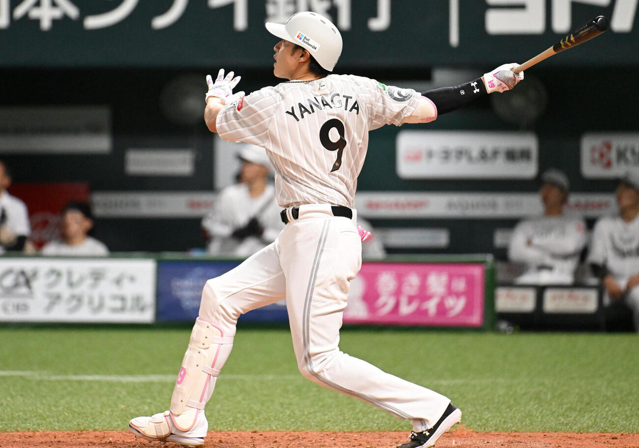 ソフトバンク対西武　5回裏ソフトバンク無死、柳田悠岐は右越えに本塁打を放つ（撮影・林敢治）