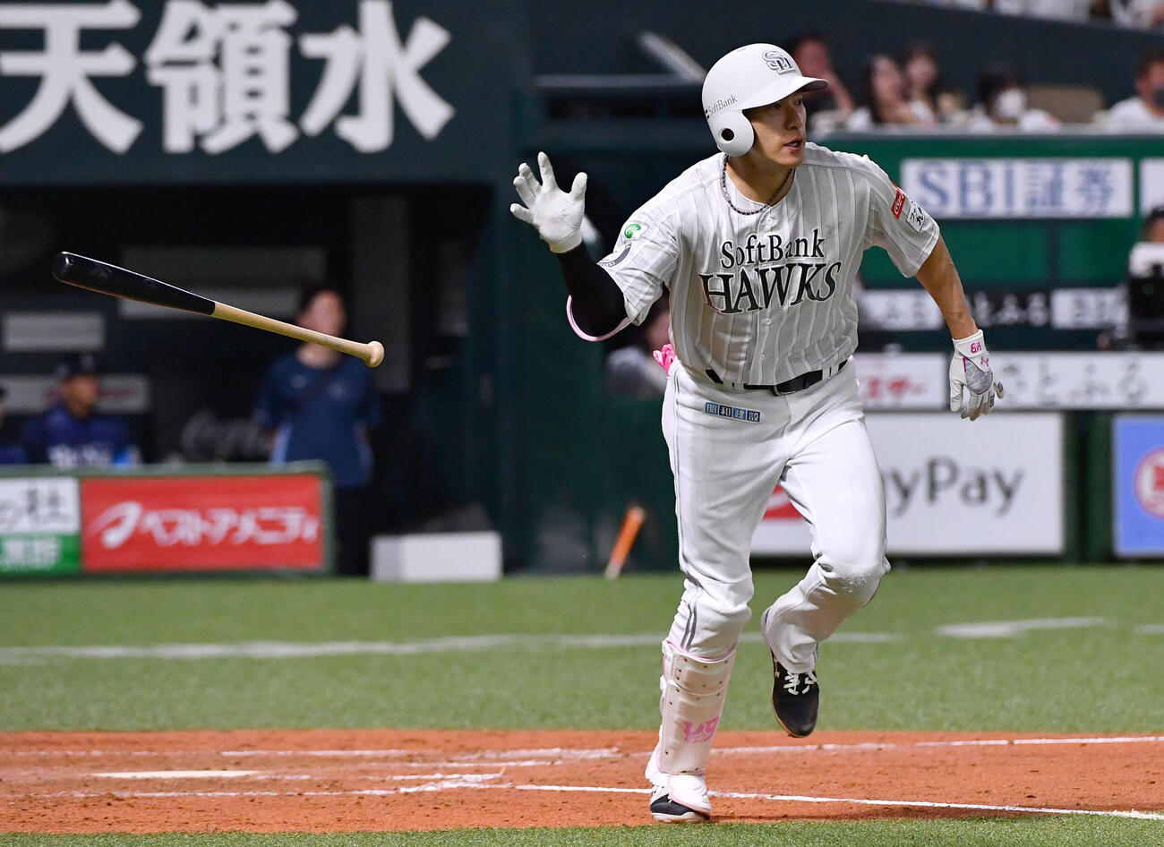 ソフトバンク対西武　5回裏ソフトバンク無死、柳田悠岐は右越え本塁打を放つ（撮影・岩下翔太）