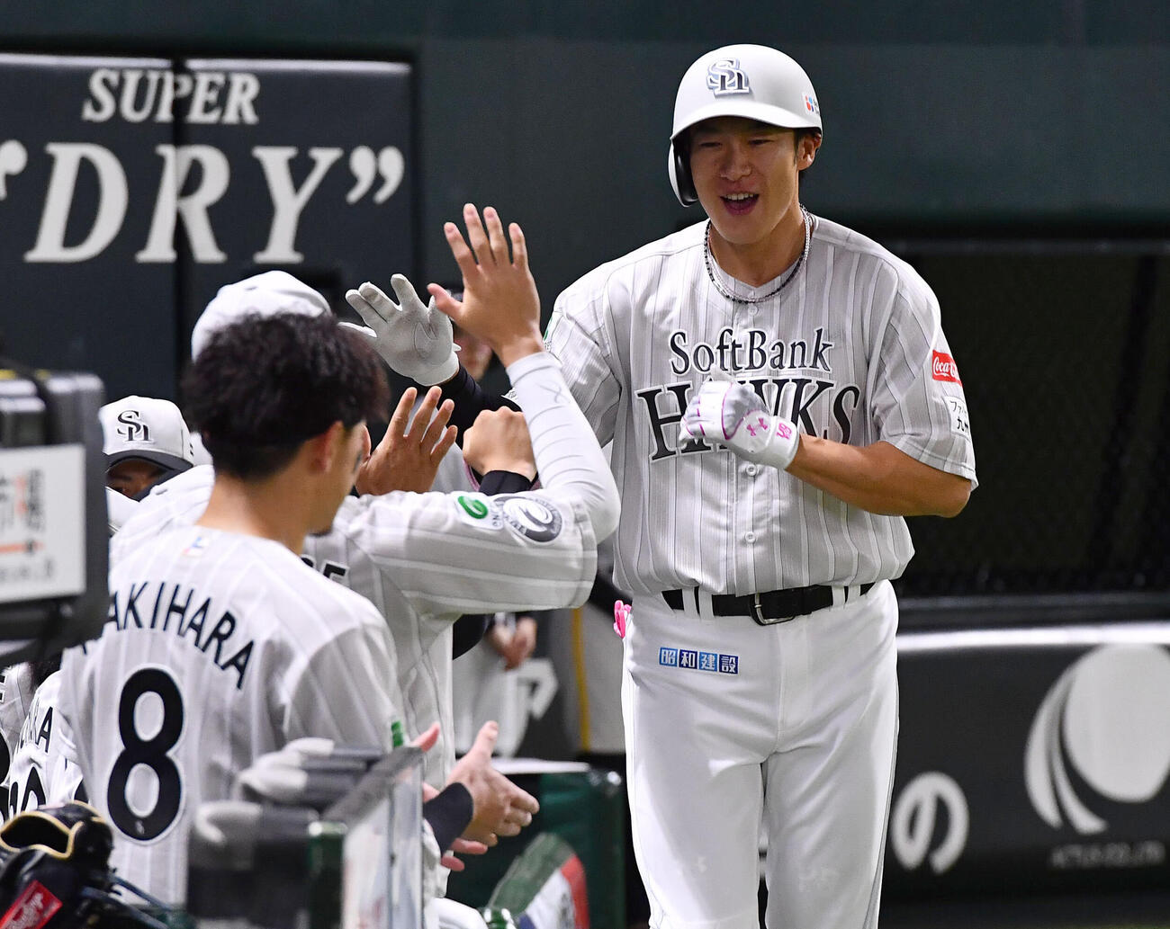 ソフトバンク対西武　5回裏ソフトバンク無死、右越え本塁打を放った柳田悠岐は笑顔でタッチを交わす（撮影・岩下翔太）
