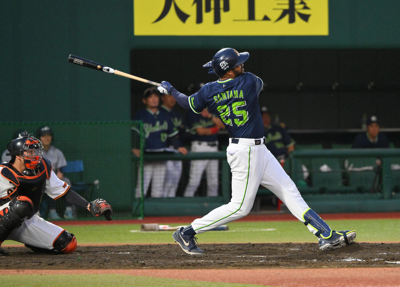 巨人対ヤクルト　3回表ヤクルト1死一、二塁、ドミンゴ・サンタナは適時二塁打を放つ（撮影・滝沢徹郎）